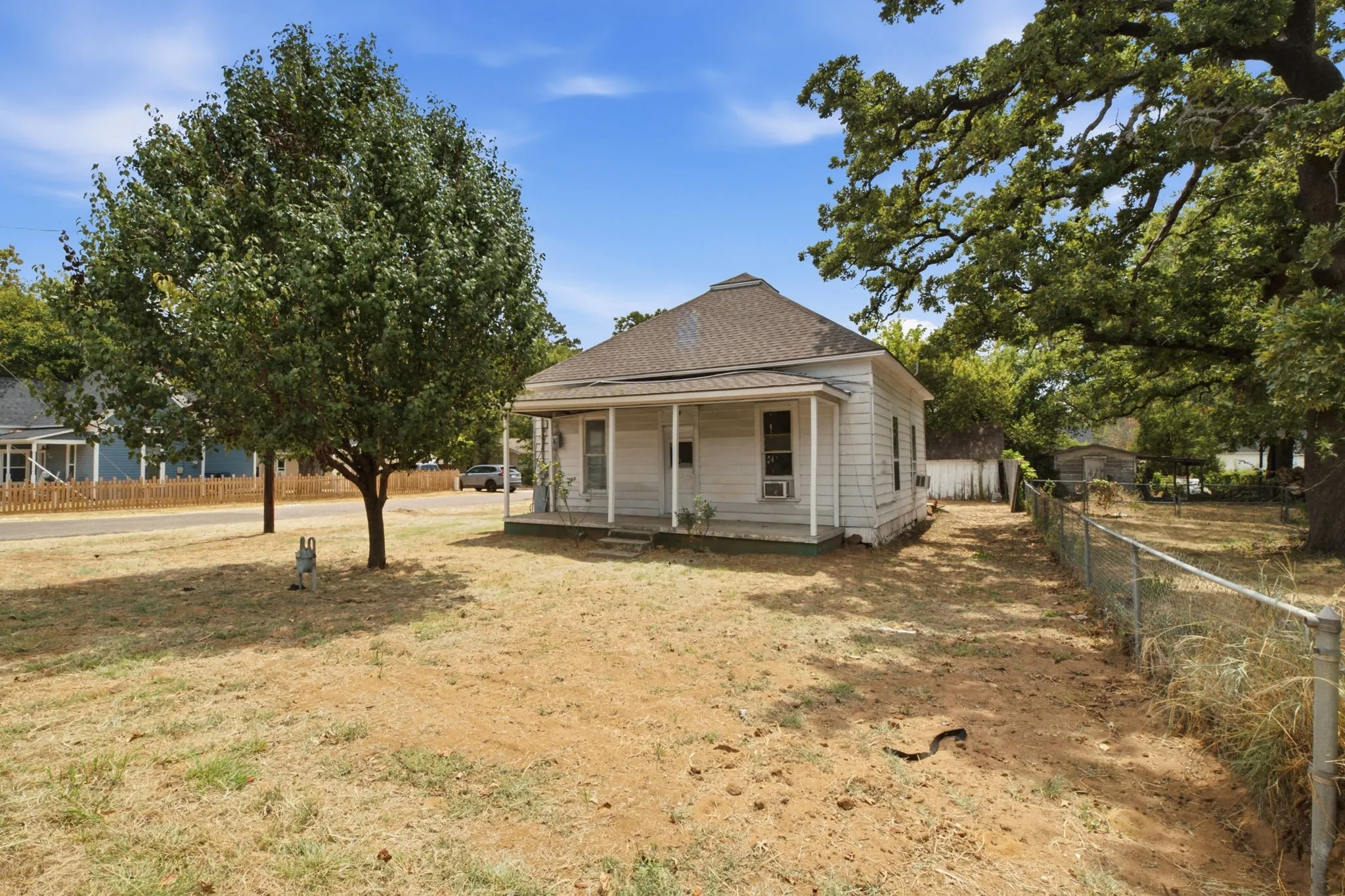 Single Family Residence For Sale in Grayson County , 214 E Woodland Street, Collinsville, Texas 76233, 2 Bedroom, 1 Bathroom, 1 Garage spaces, 924 Sqft, built in 1920, mls#21367676, Real Estate Agent in Collinsville, Homes For Sale in Grayson county, Homes For Sale in Collinsville, Realtor in Collinsville Texas, Real Estate Brokerage Independent Realty Texas, Luminita Cordes Realtor