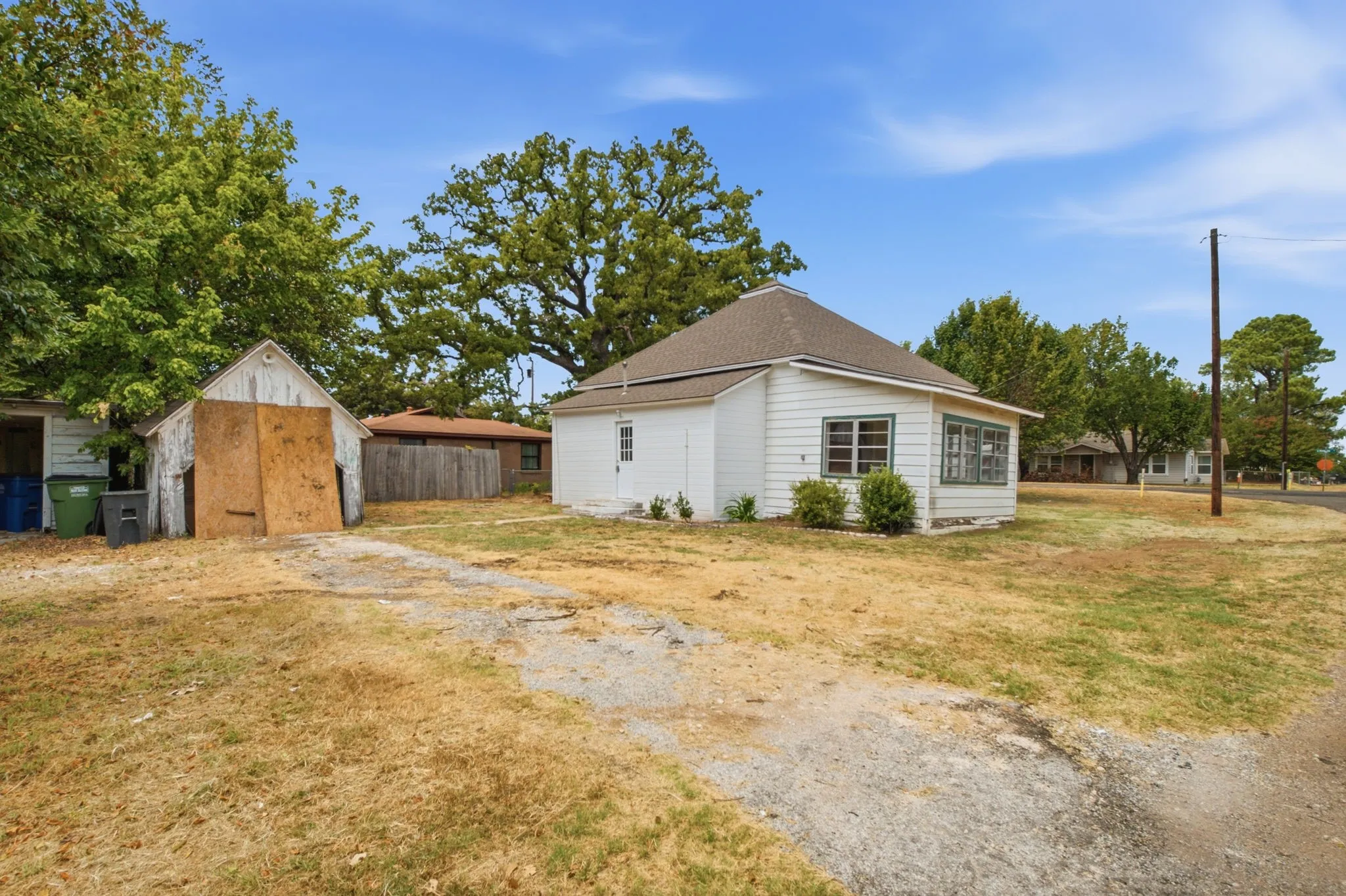 Single Family Residence For Sale in Grayson County , 214 E Woodland Street, Collinsville, Texas 76233, 2 Bedroom, 1 Bathroom, 1 Garage spaces, 924 Sqft, built in 1920, mls#21367676, Real Estate Agent in Collinsville, Homes For Sale in Grayson county, Homes For Sale in Collinsville, Realtor in Collinsville Texas, Real Estate Brokerage Independent Realty Texas, Luminita Cordes Realtor