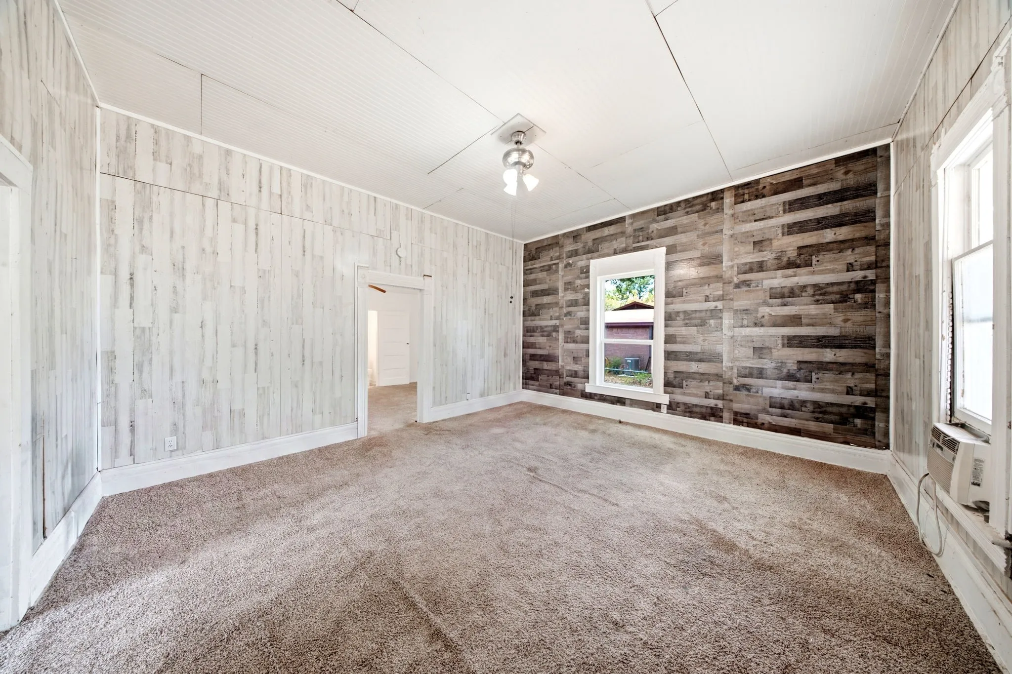 Single Family Residence For Sale in Grayson County , 214 E Woodland Street, Collinsville, Texas 76233, 2 Bedroom, 1 Bathroom, 1 Garage spaces, 924 Sqft, built in 1920, mls#21367676, Real Estate Agent in Collinsville, Homes For Sale in Grayson county, Homes For Sale in Collinsville, Realtor in Collinsville Texas, Real Estate Brokerage Independent Realty Texas, Luminita Cordes Realtor