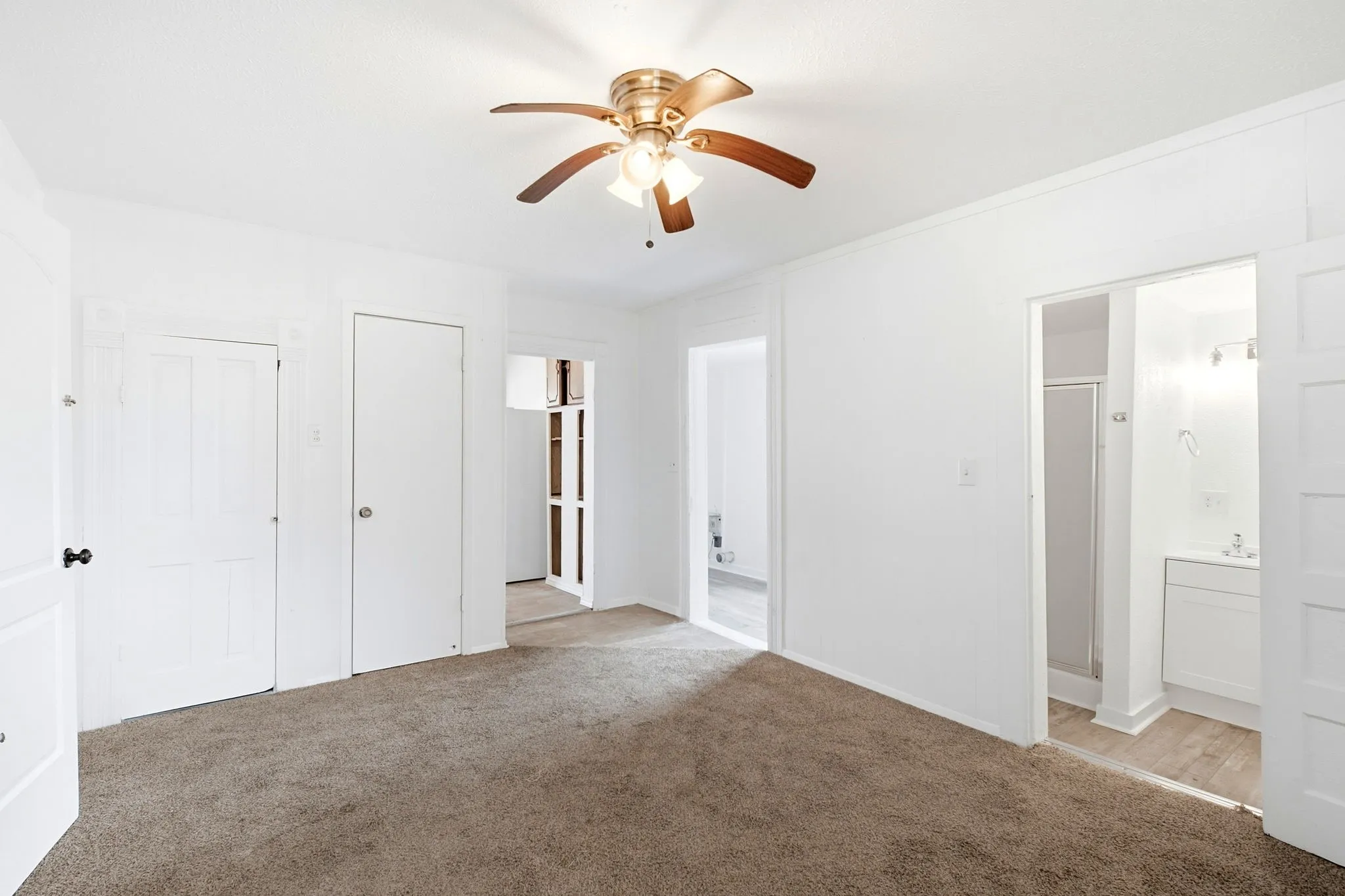 Single Family Residence For Sale in Grayson County , 214 E Woodland Street, Collinsville, Texas 76233, 2 Bedroom, 1 Bathroom, 1 Garage spaces, 924 Sqft, built in 1920, mls#21367676, Real Estate Agent in Collinsville, Homes For Sale in Grayson county, Homes For Sale in Collinsville, Realtor in Collinsville Texas, Real Estate Brokerage Independent Realty Texas, Luminita Cordes Realtor