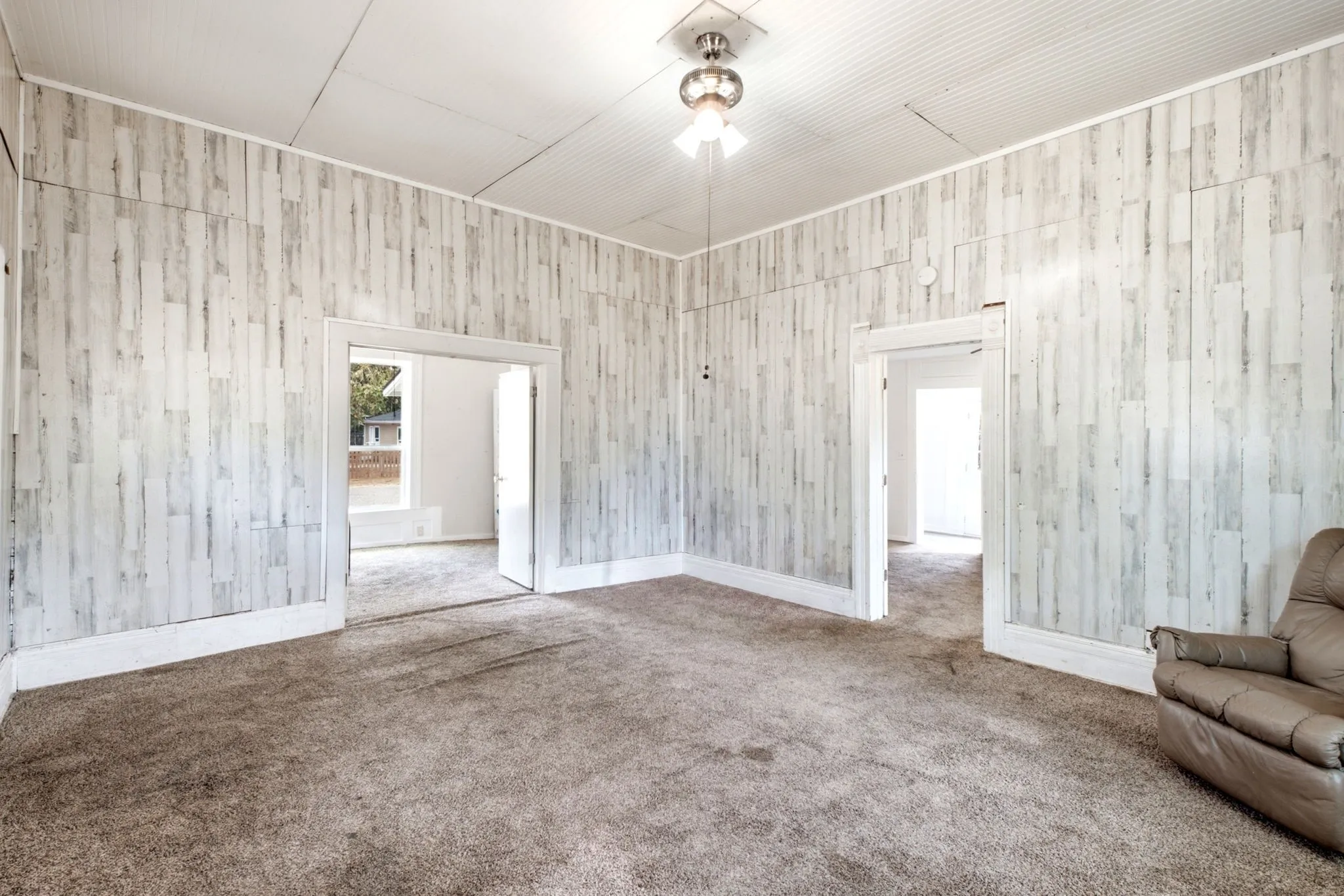 Single Family Residence For Sale in Grayson County , 214 E Woodland Street, Collinsville, Texas 76233, 2 Bedroom, 1 Bathroom, 1 Garage spaces, 924 Sqft, built in 1920, mls#21367676, Real Estate Agent in Collinsville, Homes For Sale in Grayson county, Homes For Sale in Collinsville, Realtor in Collinsville Texas, Real Estate Brokerage Independent Realty Texas, Luminita Cordes Realtor