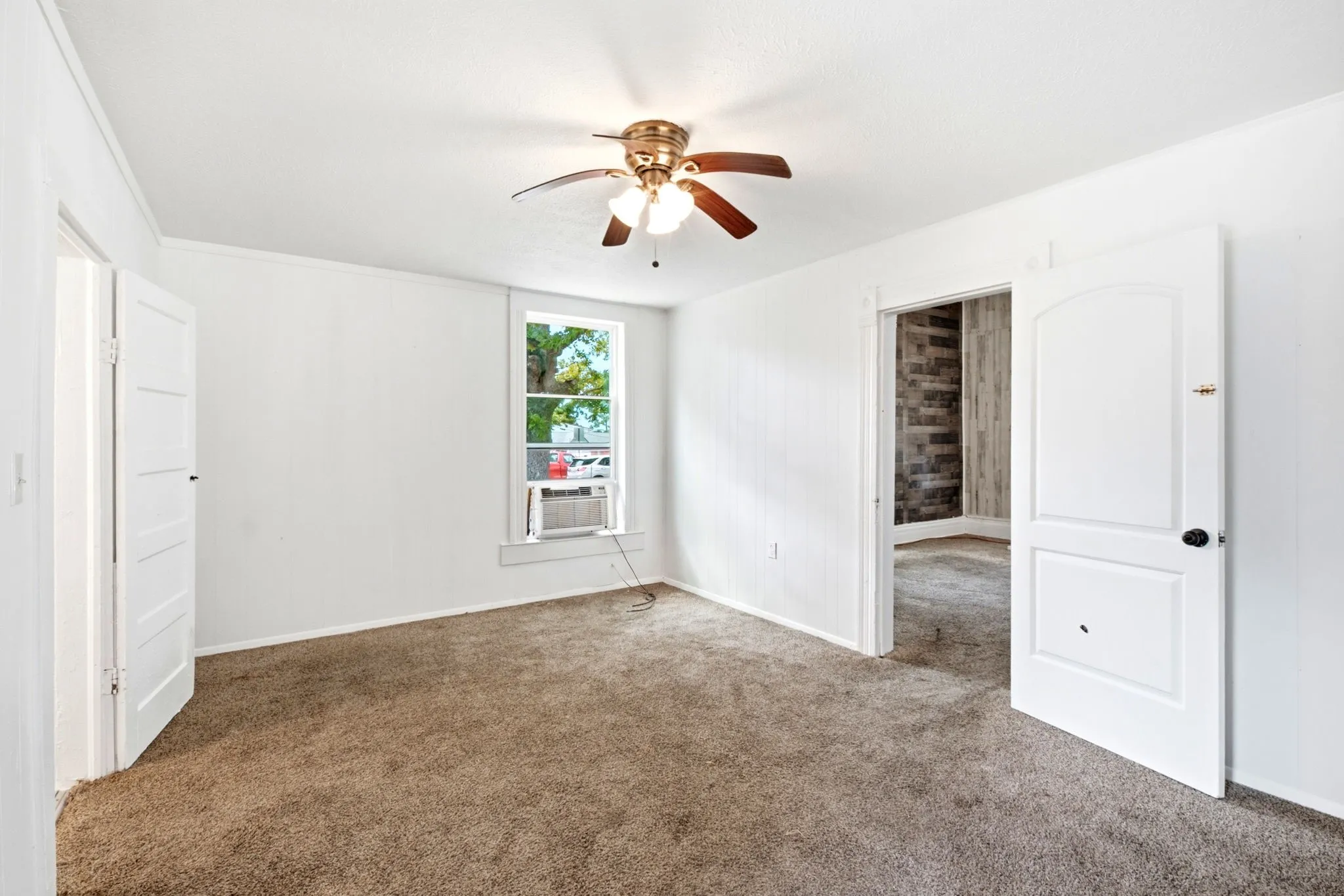 Single Family Residence For Sale in Grayson County , 214 E Woodland Street, Collinsville, Texas 76233, 2 Bedroom, 1 Bathroom, 1 Garage spaces, 924 Sqft, built in 1920, mls#21367676, Real Estate Agent in Collinsville, Homes For Sale in Grayson county, Homes For Sale in Collinsville, Realtor in Collinsville Texas, Real Estate Brokerage Independent Realty Texas, Luminita Cordes Realtor