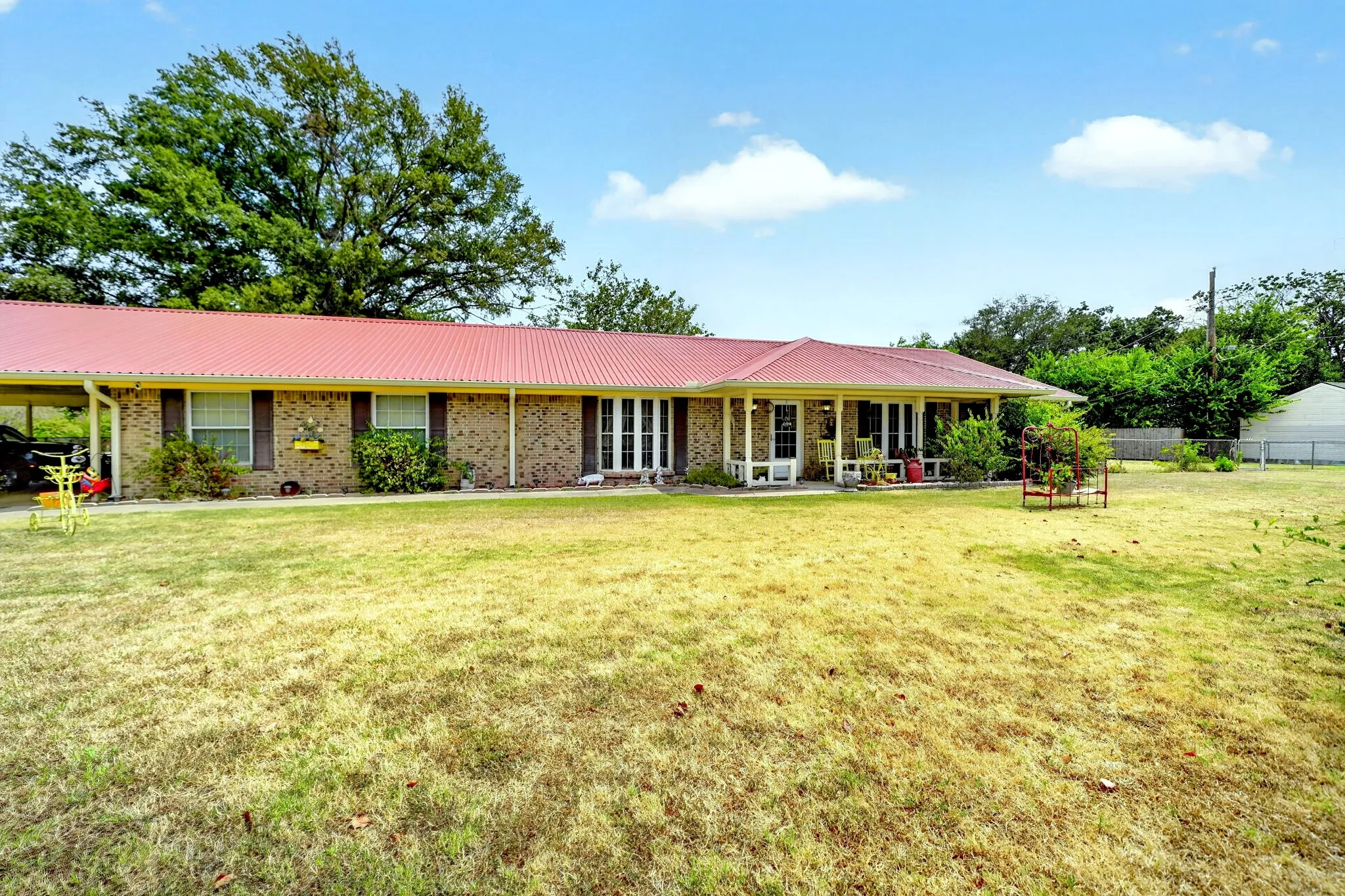 Single Family Residence For Sale in Kaufman County , 1022 Robin Road, Oak Ridge, Texas 75161, 4 Bedroom, 2 Bathroom, Garage spaces, 2,030 Sqft, built in 1974, mls#21367749, Real Estate Agent in Oak Ridge, Homes For Sale in Kaufman county, Homes For Sale in Oak Ridge, Realtor in Oak Ridge Texas, Real Estate Brokerage Independent Realty Texas, Luminita Cordes Realtor