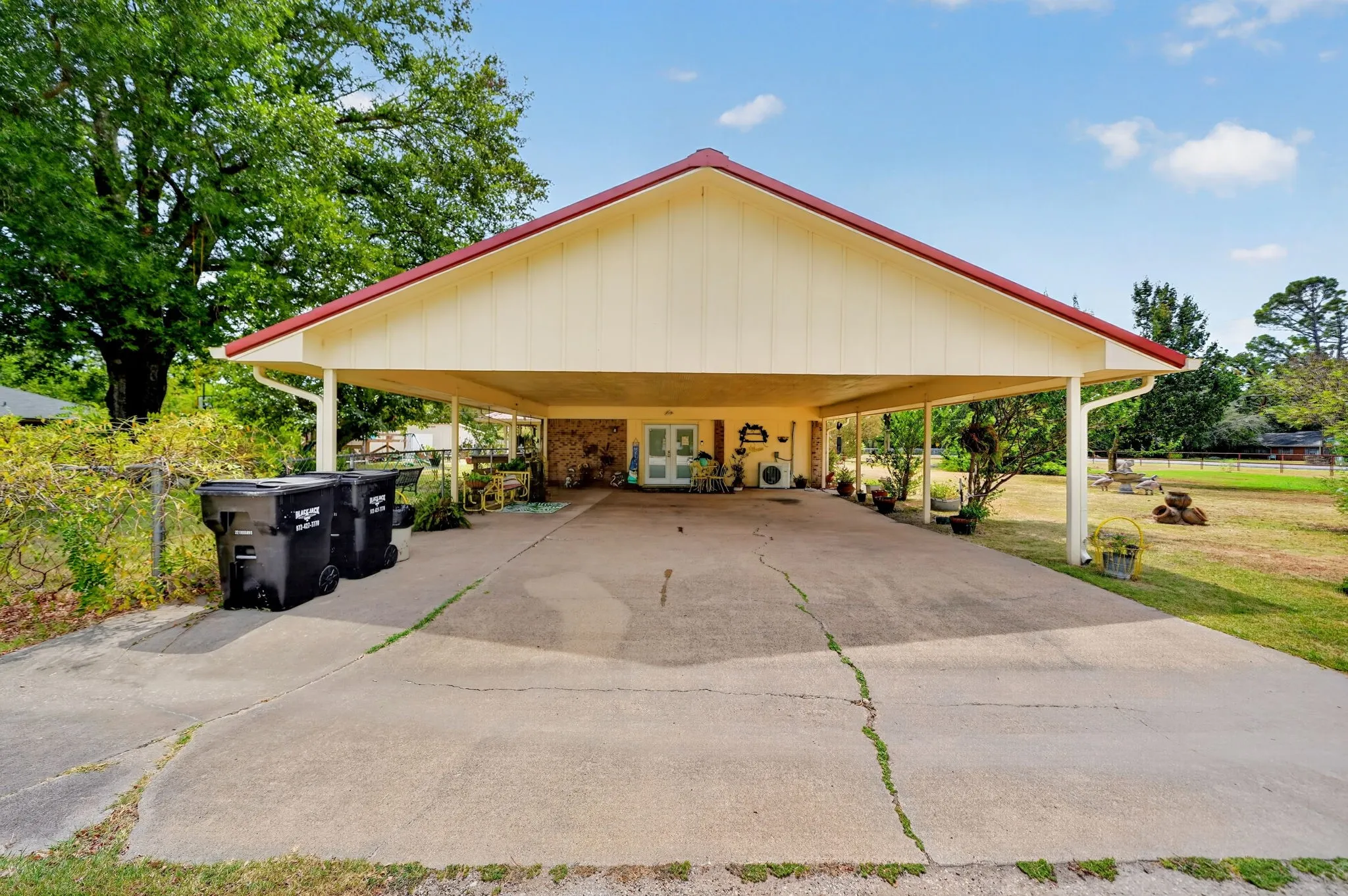 Single Family Residence For Sale in Kaufman County , 1022 Robin Road, Oak Ridge, Texas 75161, 4 Bedroom, 2 Bathroom, Garage spaces, 2,030 Sqft, built in 1974, mls#21367749, Real Estate Agent in Oak Ridge, Homes For Sale in Kaufman county, Homes For Sale in Oak Ridge, Realtor in Oak Ridge Texas, Real Estate Brokerage Independent Realty Texas, Luminita Cordes Realtor