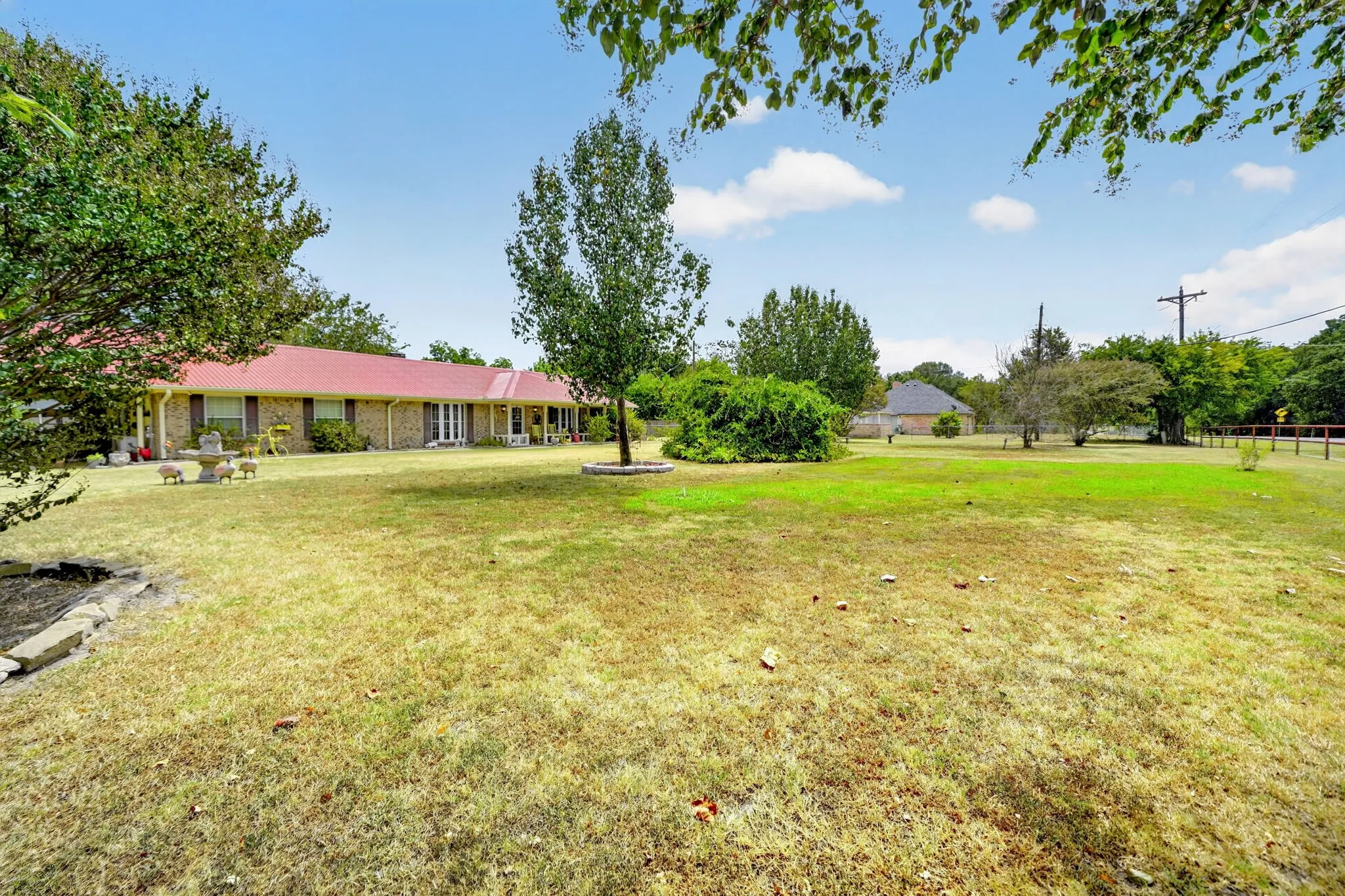 Single Family Residence For Sale in Kaufman County , 1022 Robin Road, Oak Ridge, Texas 75161, 4 Bedroom, 2 Bathroom, Garage spaces, 2,030 Sqft, built in 1974, mls#21367749, Real Estate Agent in Oak Ridge, Homes For Sale in Kaufman county, Homes For Sale in Oak Ridge, Realtor in Oak Ridge Texas, Real Estate Brokerage Independent Realty Texas, Luminita Cordes Realtor
