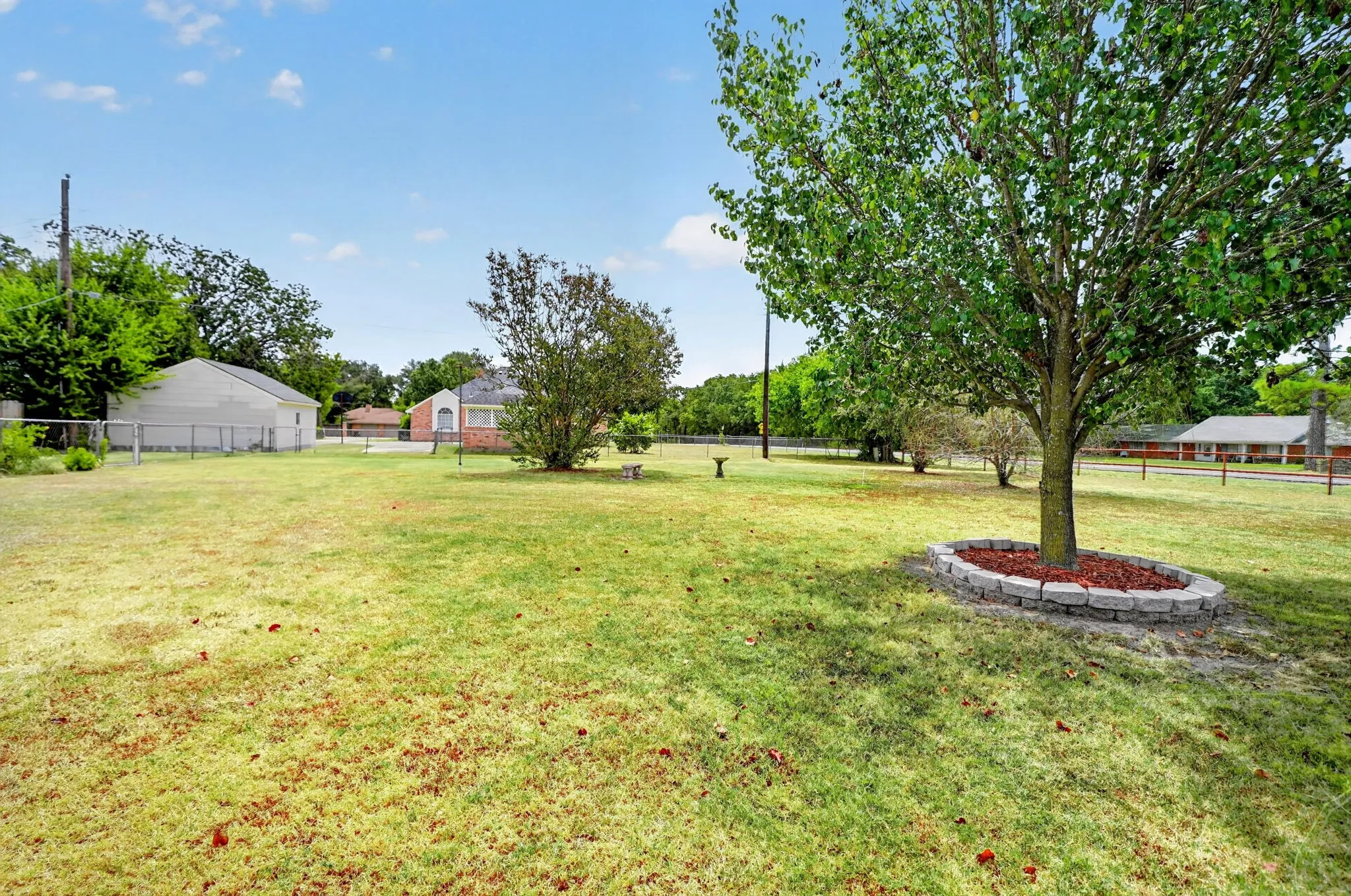 Single Family Residence For Sale in Kaufman County , 1022 Robin Road, Oak Ridge, Texas 75161, 4 Bedroom, 2 Bathroom, Garage spaces, 2,030 Sqft, built in 1974, mls#21367749, Real Estate Agent in Oak Ridge, Homes For Sale in Kaufman county, Homes For Sale in Oak Ridge, Realtor in Oak Ridge Texas, Real Estate Brokerage Independent Realty Texas, Luminita Cordes Realtor