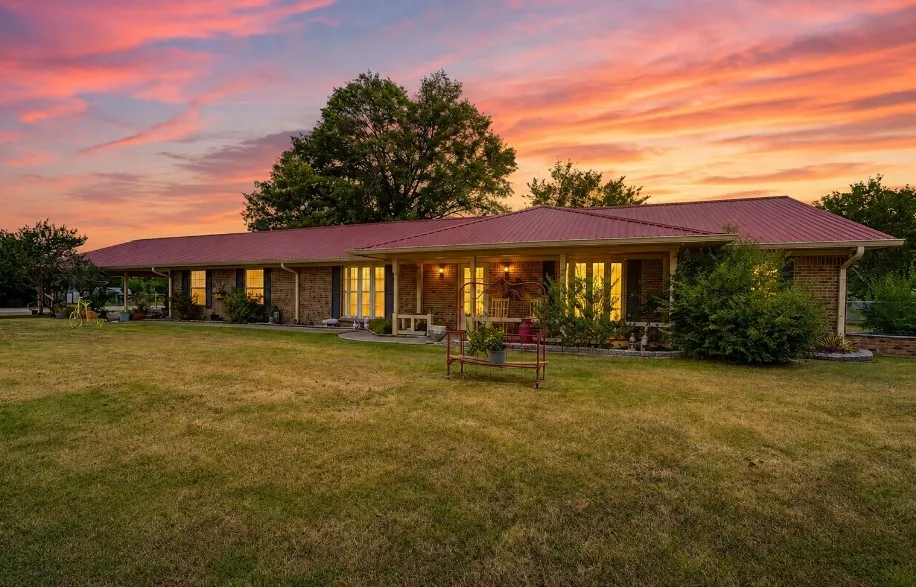Single Family Residence For Sale in Kaufman County , 1022 Robin Road, Oak Ridge, Texas 75161, 4 Bedroom, 2 Bathroom, Garage spaces, 2,030 Sqft, built in 1974, mls#21367749, Real Estate Agent in Oak Ridge, Homes For Sale in Kaufman county, Homes For Sale in Oak Ridge, Realtor in Oak Ridge Texas, Real Estate Brokerage Independent Realty Texas, Luminita Cordes Realtor