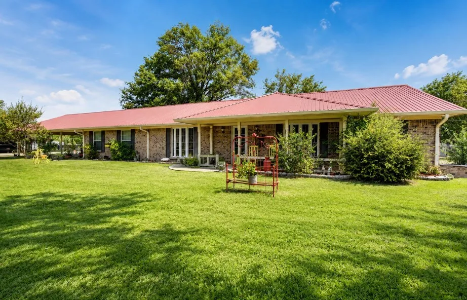 Single Family Residence For Sale in Kaufman County , 1022 Robin Road, Oak Ridge, Texas 75161, 4 Bedroom, 2 Bathroom, Garage spaces, 2,030 Sqft, built in 1974, mls#21367749, Real Estate Agent in Oak Ridge, Homes For Sale in Kaufman county, Homes For Sale in Oak Ridge, Realtor in Oak Ridge Texas, Real Estate Brokerage Independent Realty Texas, Luminita Cordes Realtor