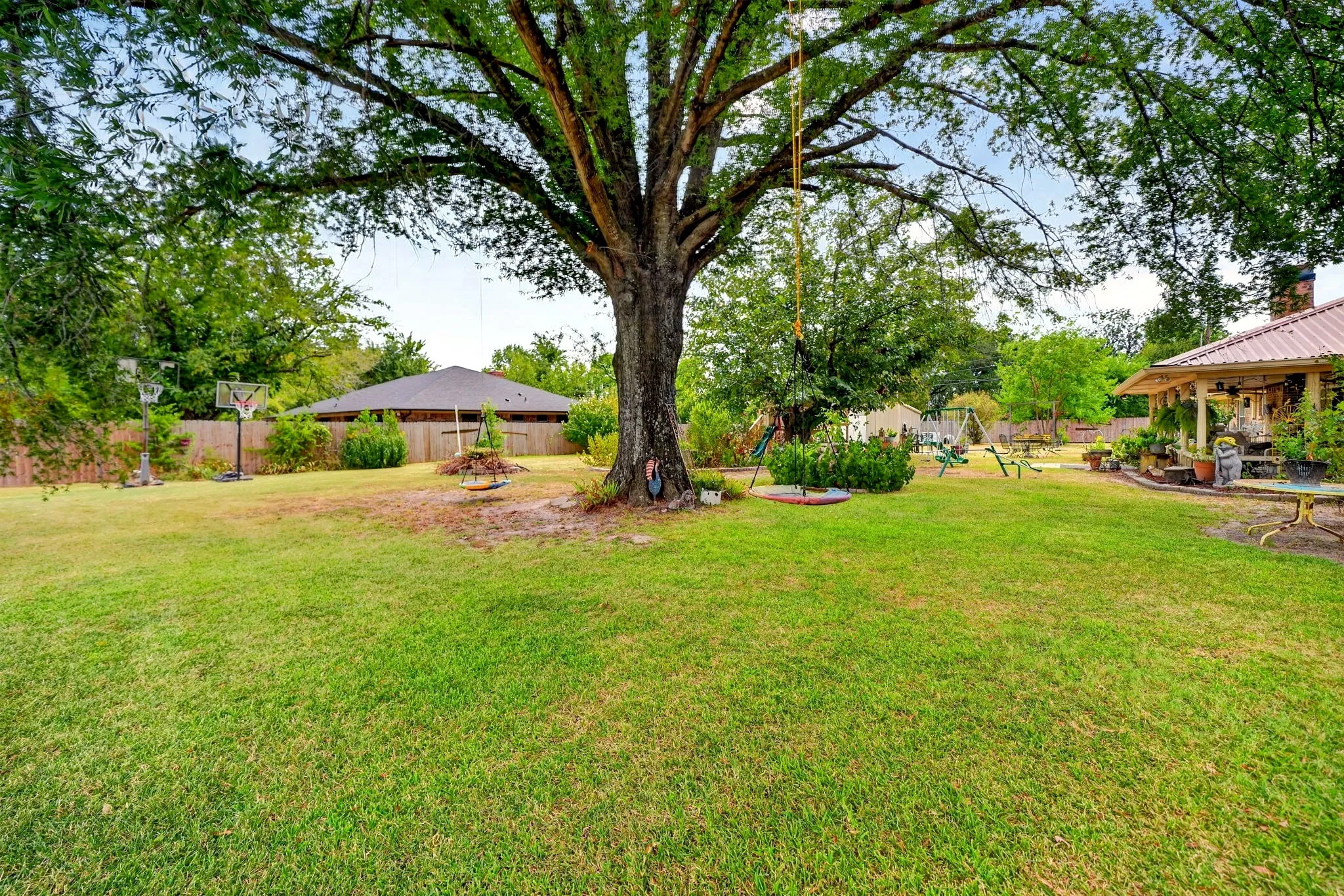 Single Family Residence For Sale in Kaufman County , 1022 Robin Road, Oak Ridge, Texas 75161, 4 Bedroom, 2 Bathroom, Garage spaces, 2,030 Sqft, built in 1974, mls#21367749, Real Estate Agent in Oak Ridge, Homes For Sale in Kaufman county, Homes For Sale in Oak Ridge, Realtor in Oak Ridge Texas, Real Estate Brokerage Independent Realty Texas, Luminita Cordes Realtor