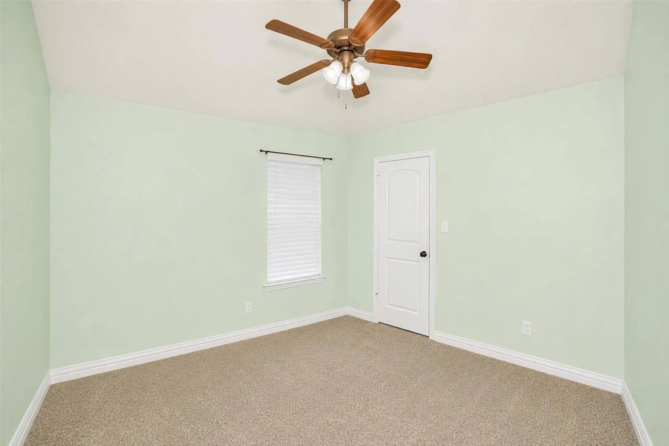 Single Family Residence For Sale in Parker County , 173 Whitetail Drive, Willow Park, Texas 76008, 4 Bedroom, 2 Bathroom, 2 Garage spaces, 2,053 Sqft, built in 2014, mls#21357682, Real Estate Agent in Willow Park, Homes For Sale in Parker county, Homes For Sale in Willow Park, Realtor in Willow Park Texas, Real Estate Brokerage Independent Realty Texas, Luminita Cordes Realtor
