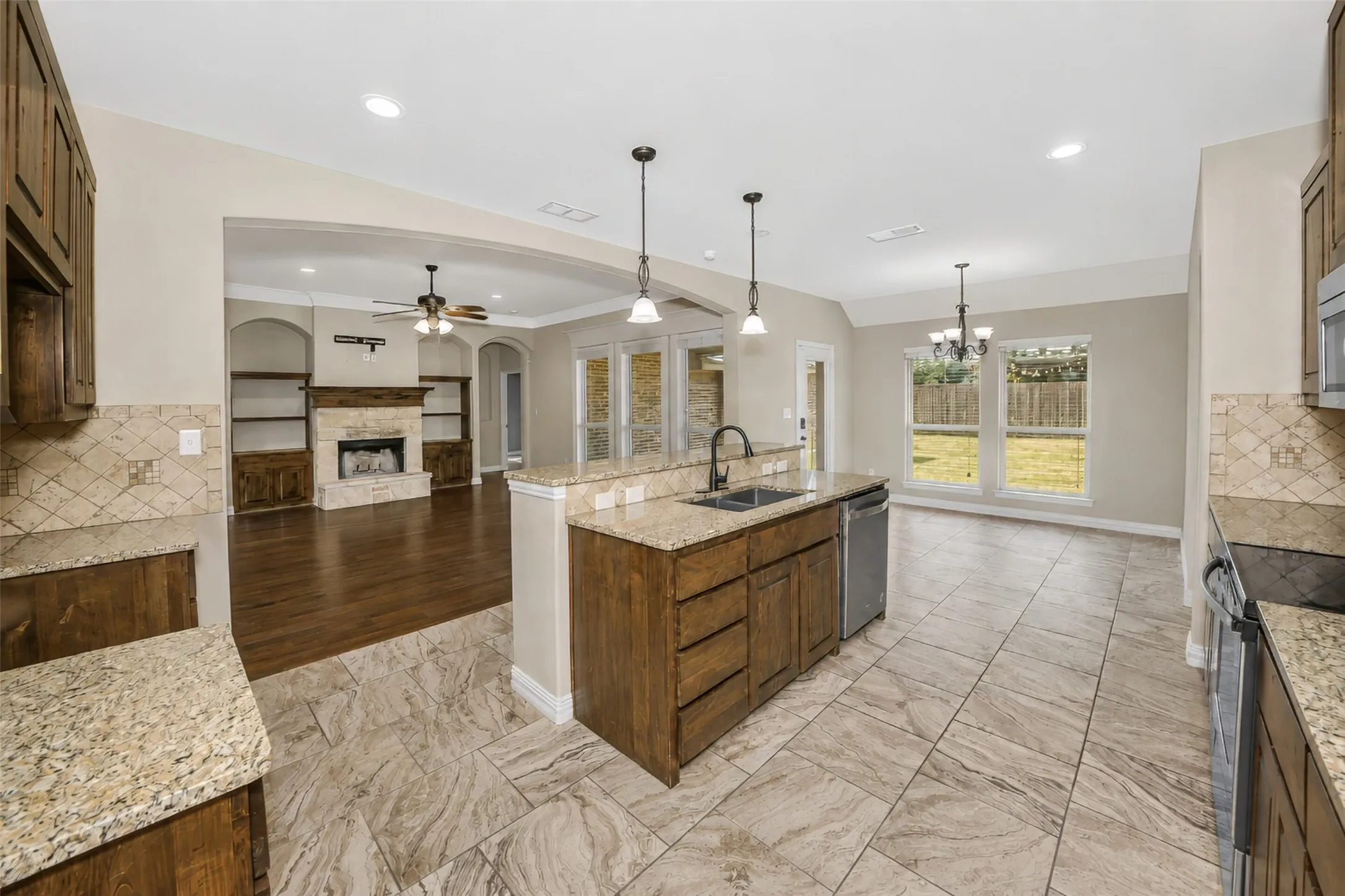 Single Family Residence For Sale in Parker County , 173 Whitetail Drive, Willow Park, Texas 76008, 4 Bedroom, 2 Bathroom, 2 Garage spaces, 2,053 Sqft, built in 2014, mls#21357682, Real Estate Agent in Willow Park, Homes For Sale in Parker county, Homes For Sale in Willow Park, Realtor in Willow Park Texas, Real Estate Brokerage Independent Realty Texas, Luminita Cordes Realtor