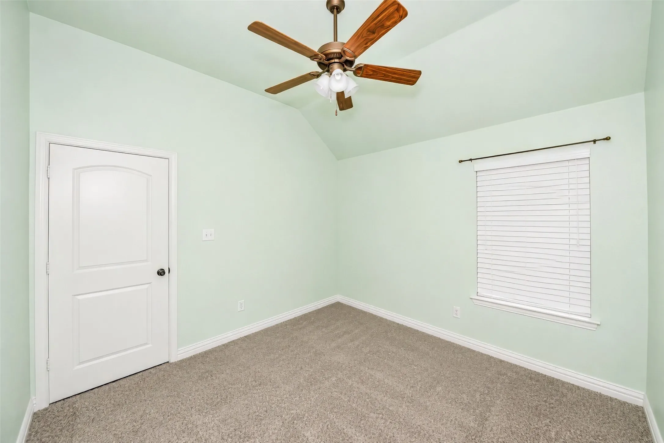 Single Family Residence For Sale in Parker County , 173 Whitetail Drive, Willow Park, Texas 76008, 4 Bedroom, 2 Bathroom, 2 Garage spaces, 2,053 Sqft, built in 2014, mls#21357682, Real Estate Agent in Willow Park, Homes For Sale in Parker county, Homes For Sale in Willow Park, Realtor in Willow Park Texas, Real Estate Brokerage Independent Realty Texas, Luminita Cordes Realtor