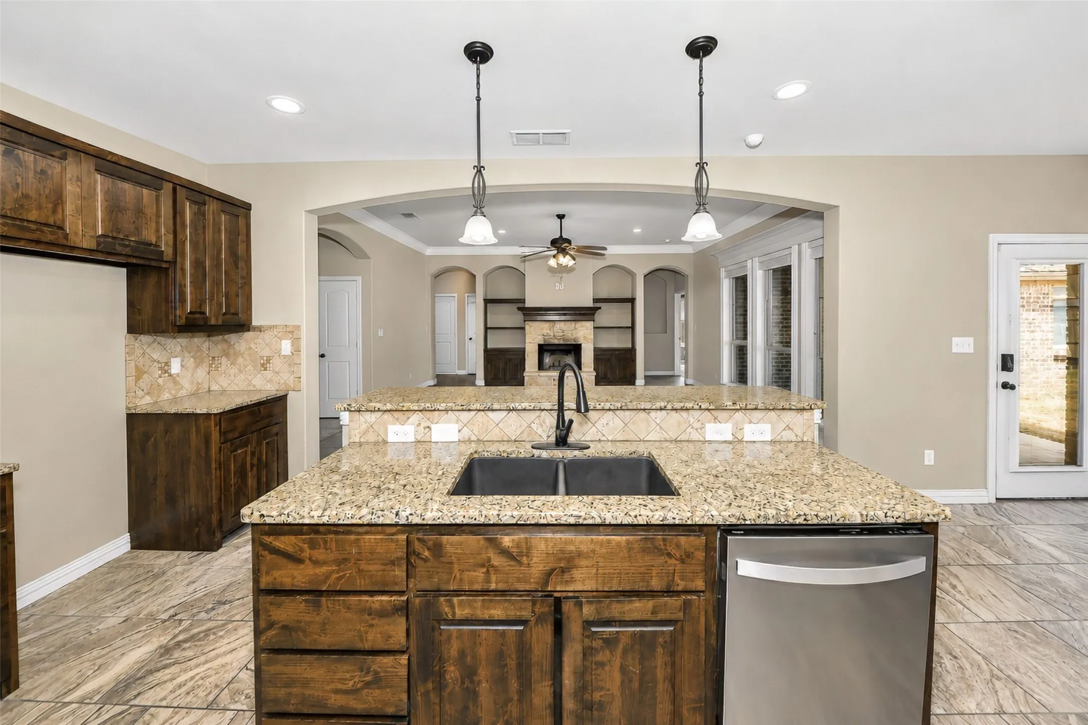 Single Family Residence For Sale in Parker County , 173 Whitetail Drive, Willow Park, Texas 76008, 4 Bedroom, 2 Bathroom, 2 Garage spaces, 2,053 Sqft, built in 2014, mls#21357682, Real Estate Agent in Willow Park, Homes For Sale in Parker county, Homes For Sale in Willow Park, Realtor in Willow Park Texas, Real Estate Brokerage Independent Realty Texas, Luminita Cordes Realtor