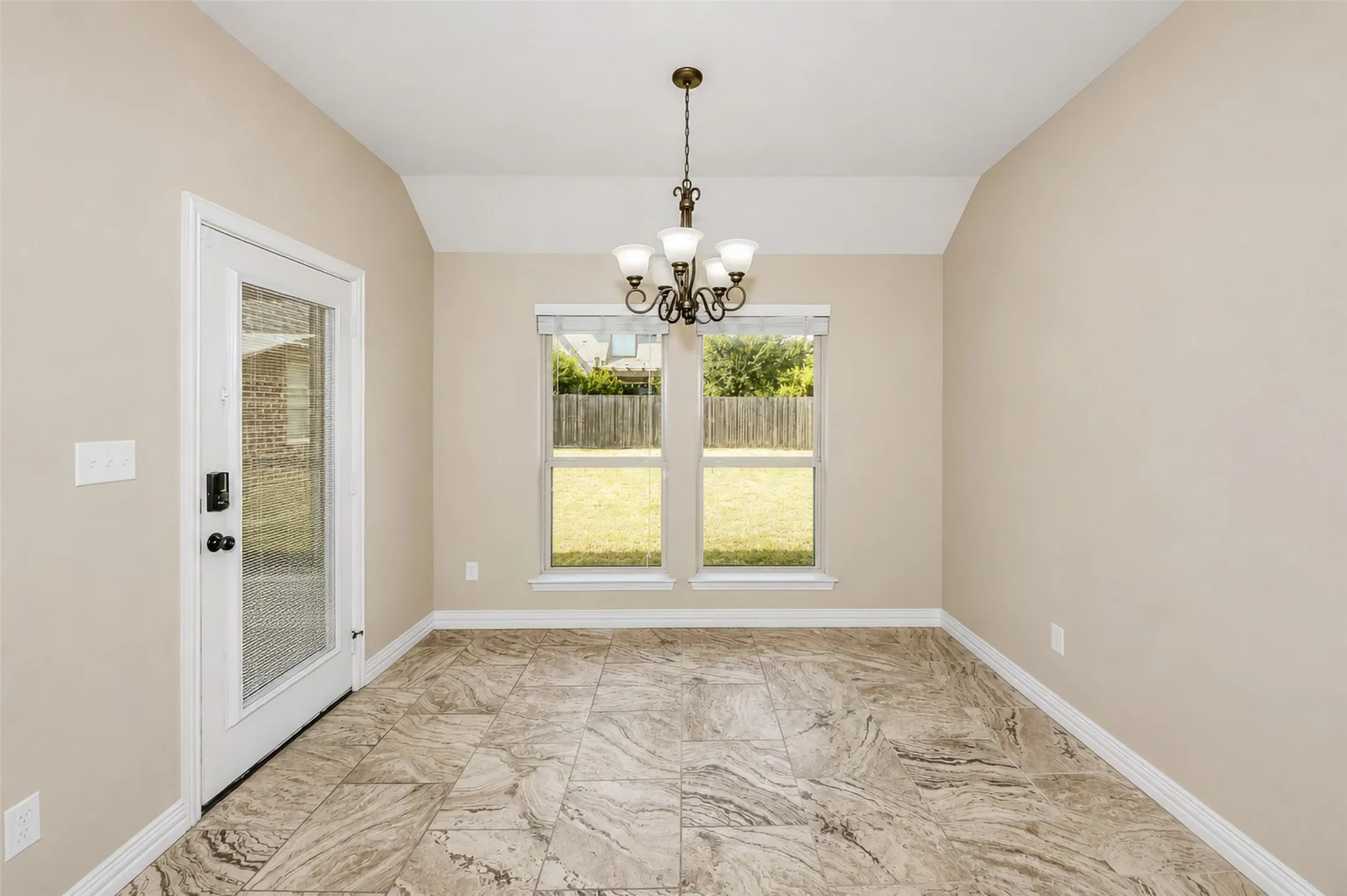 Single Family Residence For Sale in Parker County , 173 Whitetail Drive, Willow Park, Texas 76008, 4 Bedroom, 2 Bathroom, 2 Garage spaces, 2,053 Sqft, built in 2014, mls#21357682, Real Estate Agent in Willow Park, Homes For Sale in Parker county, Homes For Sale in Willow Park, Realtor in Willow Park Texas, Real Estate Brokerage Independent Realty Texas, Luminita Cordes Realtor