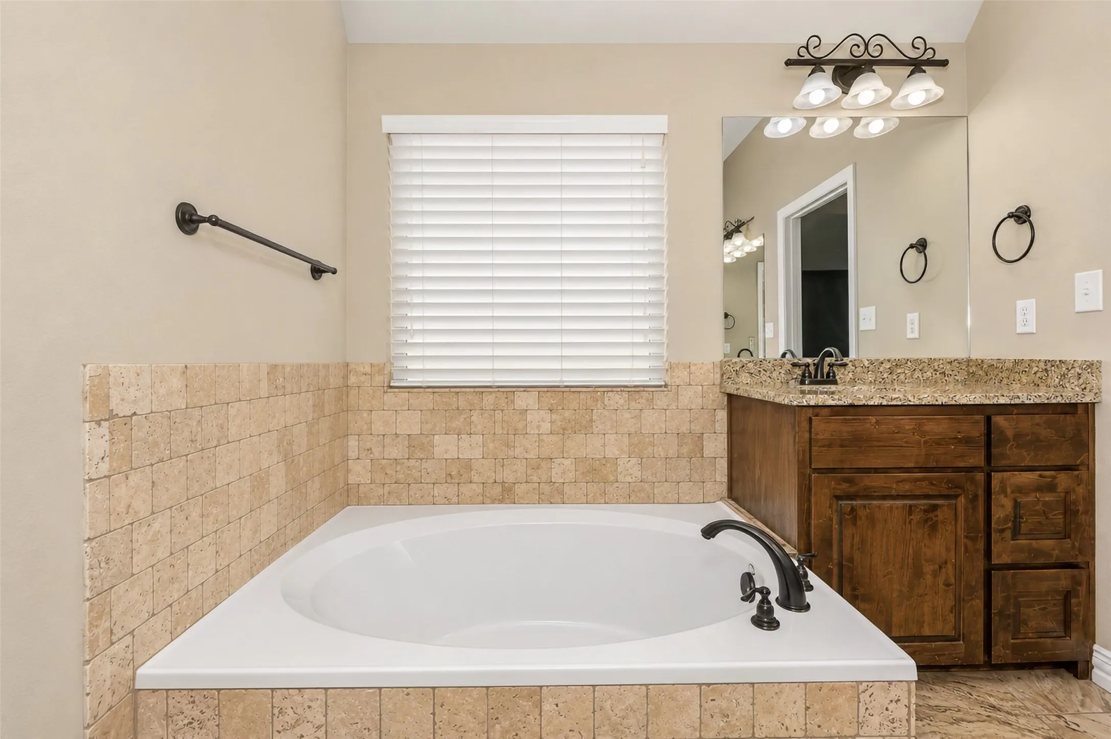 Single Family Residence For Sale in Parker County , 173 Whitetail Drive, Willow Park, Texas 76008, 4 Bedroom, 2 Bathroom, 2 Garage spaces, 2,053 Sqft, built in 2014, mls#21357682, Real Estate Agent in Willow Park, Homes For Sale in Parker county, Homes For Sale in Willow Park, Realtor in Willow Park Texas, Real Estate Brokerage Independent Realty Texas, Luminita Cordes Realtor