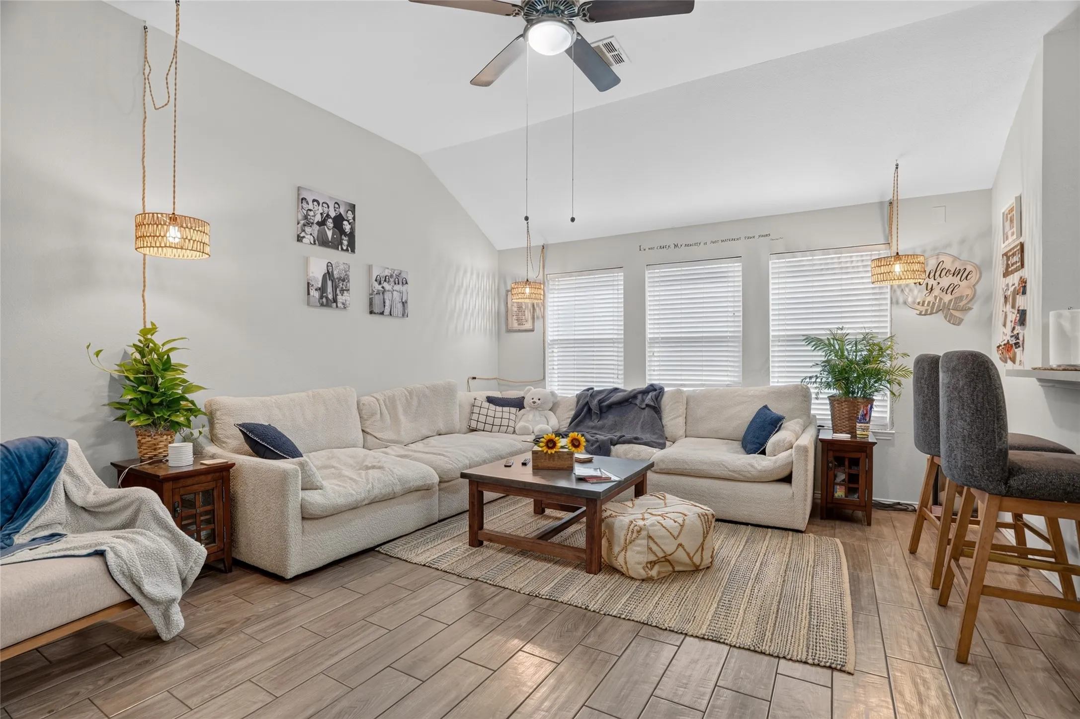 Single Family Residence For Rent in Tarrant County , 6241 Trinity Creek Drive, Fort Worth, Texas 76179, 3 Bedroom, 2 Bathroom, 2 Garage spaces, 1,290 Sqft, built in 2006, mls#21369448, Real Estate Agent in Fort Worth, Homes For Rent in Tarrant county, Homes For Rent in Fort Worth, Realtor in Fort Worth Texas, Real Estate Brokerage Independent Realty Texas, Luminita Cordes Realtor