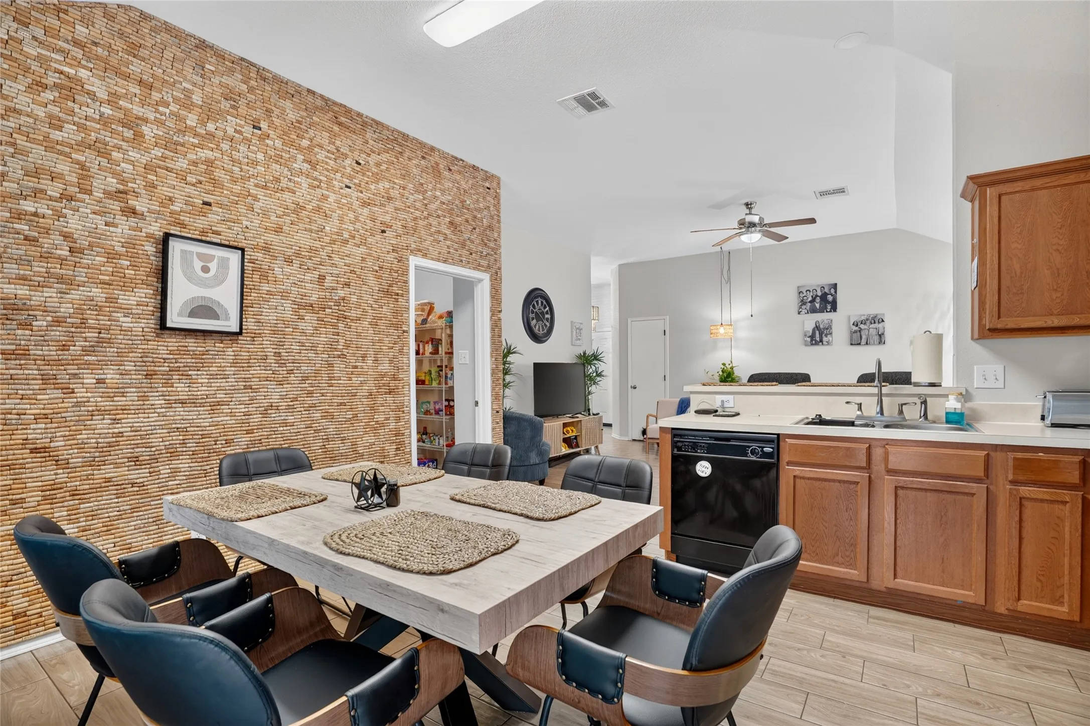 Single Family Residence For Rent in Tarrant County , 6241 Trinity Creek Drive, Fort Worth, Texas 76179, 3 Bedroom, 2 Bathroom, 2 Garage spaces, 1,290 Sqft, built in 2006, mls#21369448, Real Estate Agent in Fort Worth, Homes For Rent in Tarrant county, Homes For Rent in Fort Worth, Realtor in Fort Worth Texas, Real Estate Brokerage Independent Realty Texas, Luminita Cordes Realtor