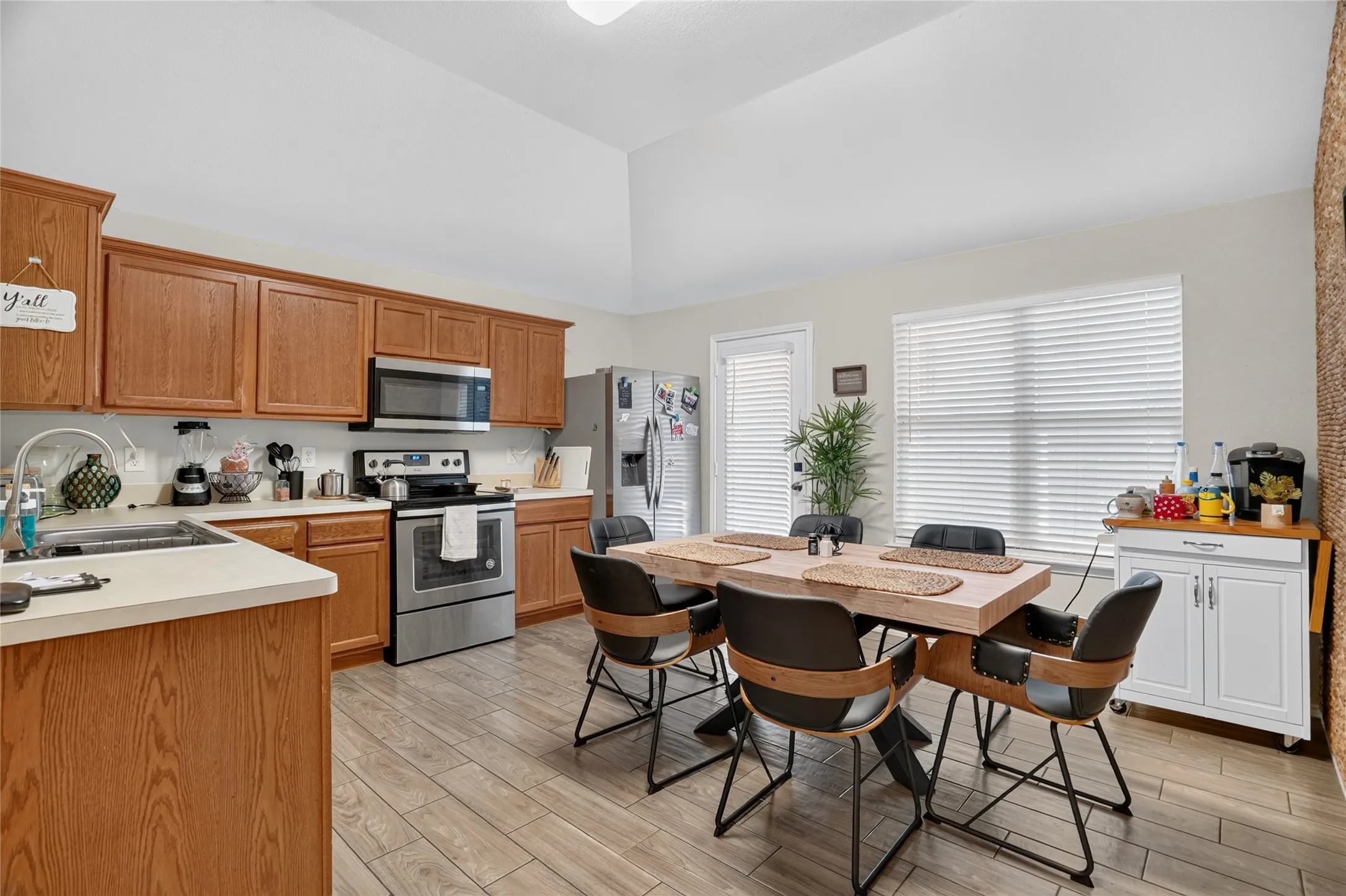 Single Family Residence For Rent in Tarrant County , 6241 Trinity Creek Drive, Fort Worth, Texas 76179, 3 Bedroom, 2 Bathroom, 2 Garage spaces, 1,290 Sqft, built in 2006, mls#21369448, Real Estate Agent in Fort Worth, Homes For Rent in Tarrant county, Homes For Rent in Fort Worth, Realtor in Fort Worth Texas, Real Estate Brokerage Independent Realty Texas, Luminita Cordes Realtor