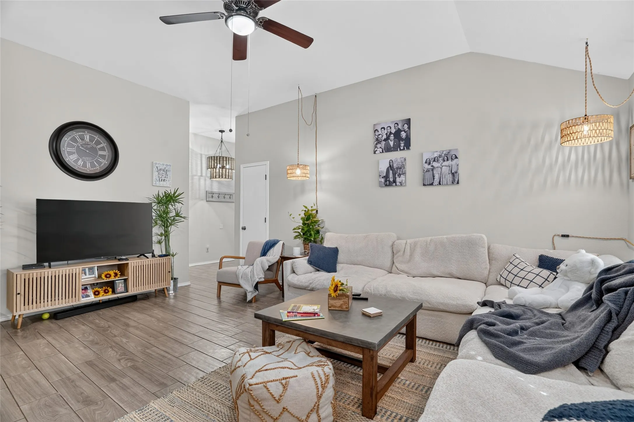 Single Family Residence For Rent in Tarrant County , 6241 Trinity Creek Drive, Fort Worth, Texas 76179, 3 Bedroom, 2 Bathroom, 2 Garage spaces, 1,290 Sqft, built in 2006, mls#21369448, Real Estate Agent in Fort Worth, Homes For Rent in Tarrant county, Homes For Rent in Fort Worth, Realtor in Fort Worth Texas, Real Estate Brokerage Independent Realty Texas, Luminita Cordes Realtor