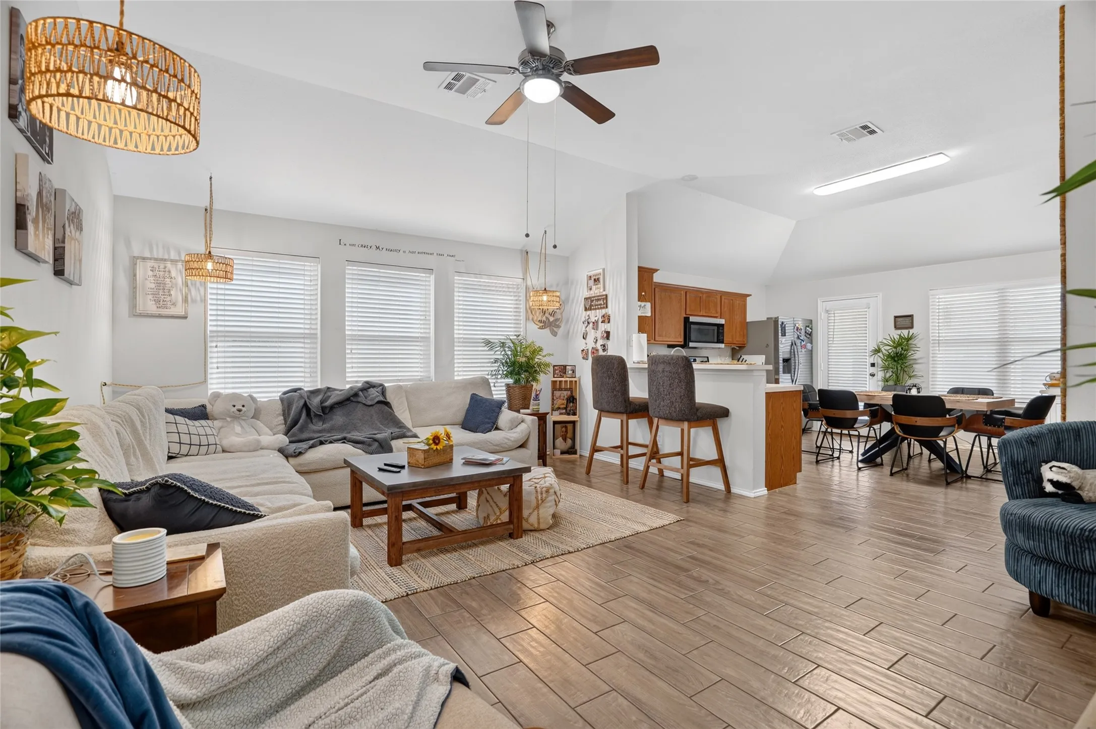 Single Family Residence For Rent in Tarrant County , 6241 Trinity Creek Drive, Fort Worth, Texas 76179, 3 Bedroom, 2 Bathroom, 2 Garage spaces, 1,290 Sqft, built in 2006, mls#21369448, Real Estate Agent in Fort Worth, Homes For Rent in Tarrant county, Homes For Rent in Fort Worth, Realtor in Fort Worth Texas, Real Estate Brokerage Independent Realty Texas, Luminita Cordes Realtor