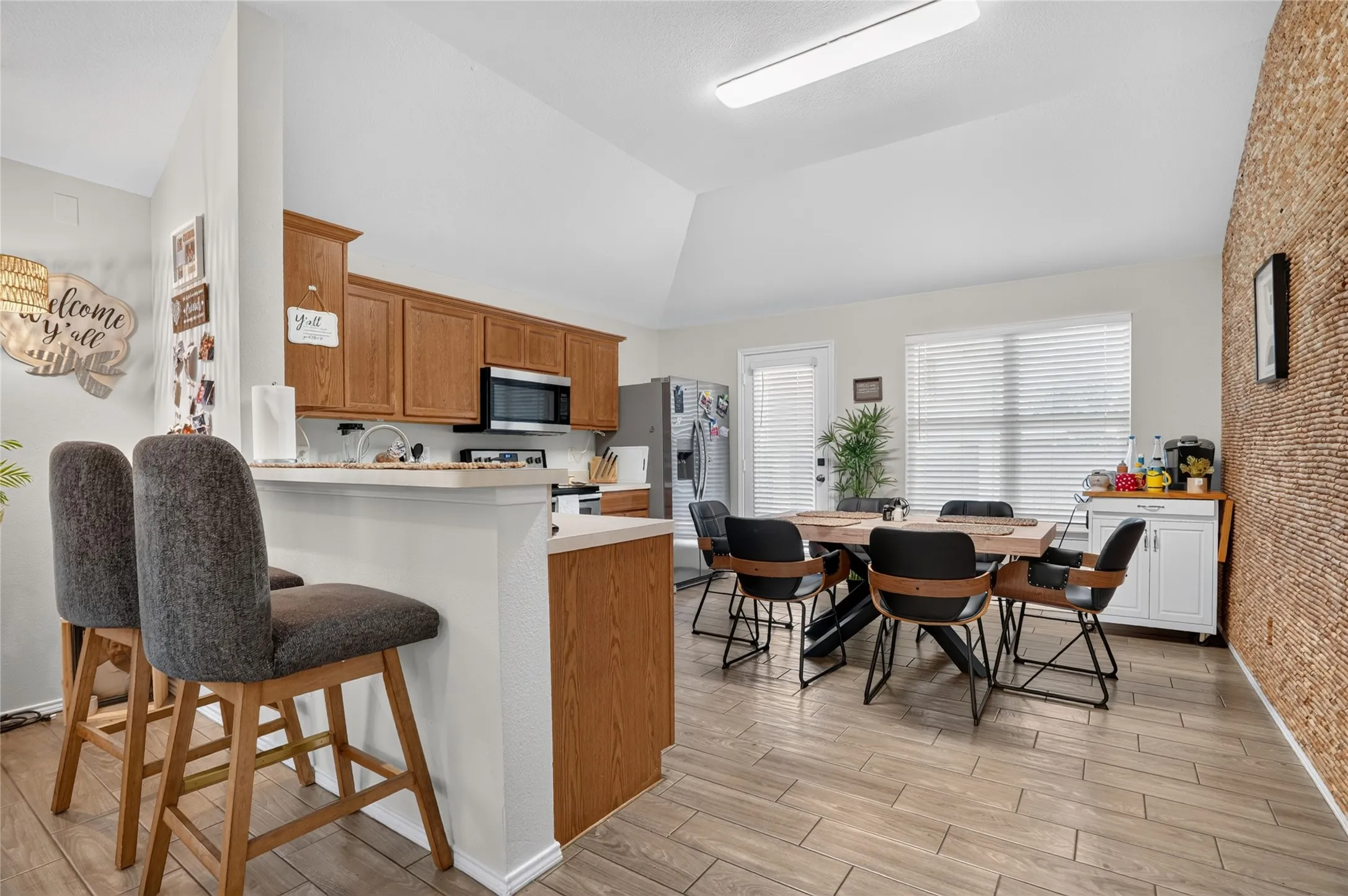 Single Family Residence For Rent in Tarrant County , 6241 Trinity Creek Drive, Fort Worth, Texas 76179, 3 Bedroom, 2 Bathroom, 2 Garage spaces, 1,290 Sqft, built in 2006, mls#21369448, Real Estate Agent in Fort Worth, Homes For Rent in Tarrant county, Homes For Rent in Fort Worth, Realtor in Fort Worth Texas, Real Estate Brokerage Independent Realty Texas, Luminita Cordes Realtor