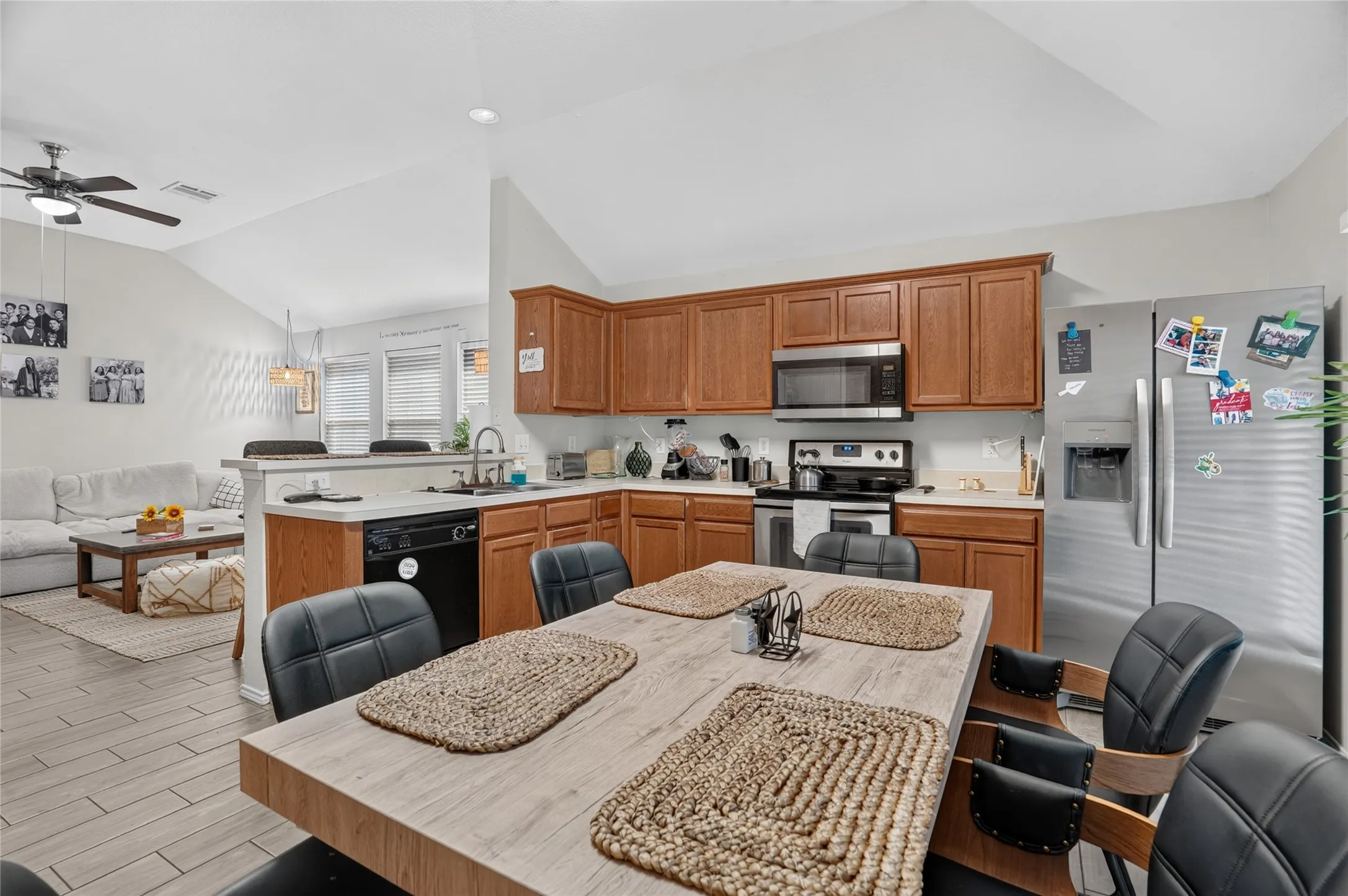 Single Family Residence For Rent in Tarrant County , 6241 Trinity Creek Drive, Fort Worth, Texas 76179, 3 Bedroom, 2 Bathroom, 2 Garage spaces, 1,290 Sqft, built in 2006, mls#21369448, Real Estate Agent in Fort Worth, Homes For Rent in Tarrant county, Homes For Rent in Fort Worth, Realtor in Fort Worth Texas, Real Estate Brokerage Independent Realty Texas, Luminita Cordes Realtor