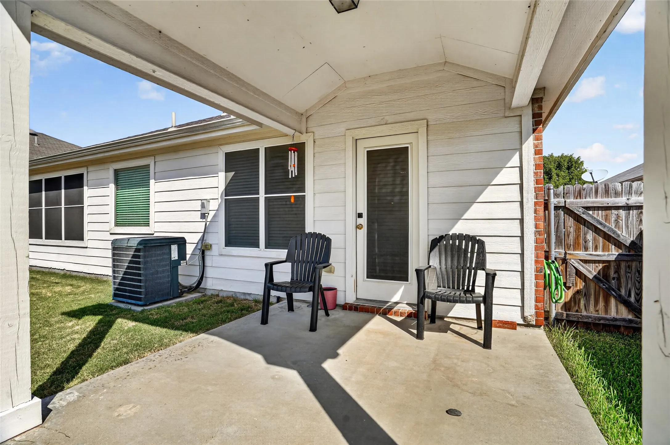 Single Family Residence For Rent in Tarrant County , 6241 Trinity Creek Drive, Fort Worth, Texas 76179, 3 Bedroom, 2 Bathroom, 2 Garage spaces, 1,290 Sqft, built in 2006, mls#21369448, Real Estate Agent in Fort Worth, Homes For Rent in Tarrant county, Homes For Rent in Fort Worth, Realtor in Fort Worth Texas, Real Estate Brokerage Independent Realty Texas, Luminita Cordes Realtor
