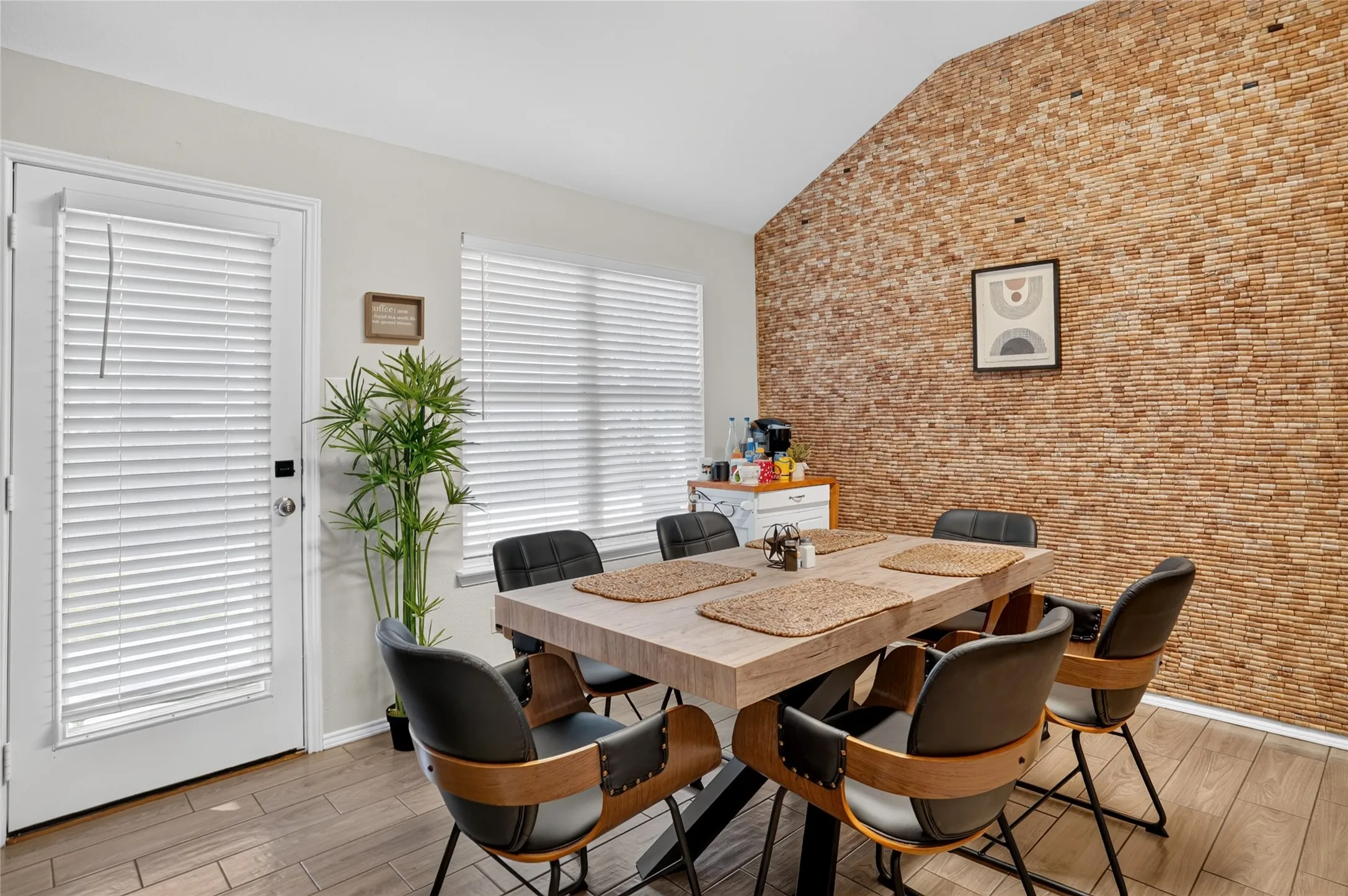 Single Family Residence For Rent in Tarrant County , 6241 Trinity Creek Drive, Fort Worth, Texas 76179, 3 Bedroom, 2 Bathroom, 2 Garage spaces, 1,290 Sqft, built in 2006, mls#21369448, Real Estate Agent in Fort Worth, Homes For Rent in Tarrant county, Homes For Rent in Fort Worth, Realtor in Fort Worth Texas, Real Estate Brokerage Independent Realty Texas, Luminita Cordes Realtor