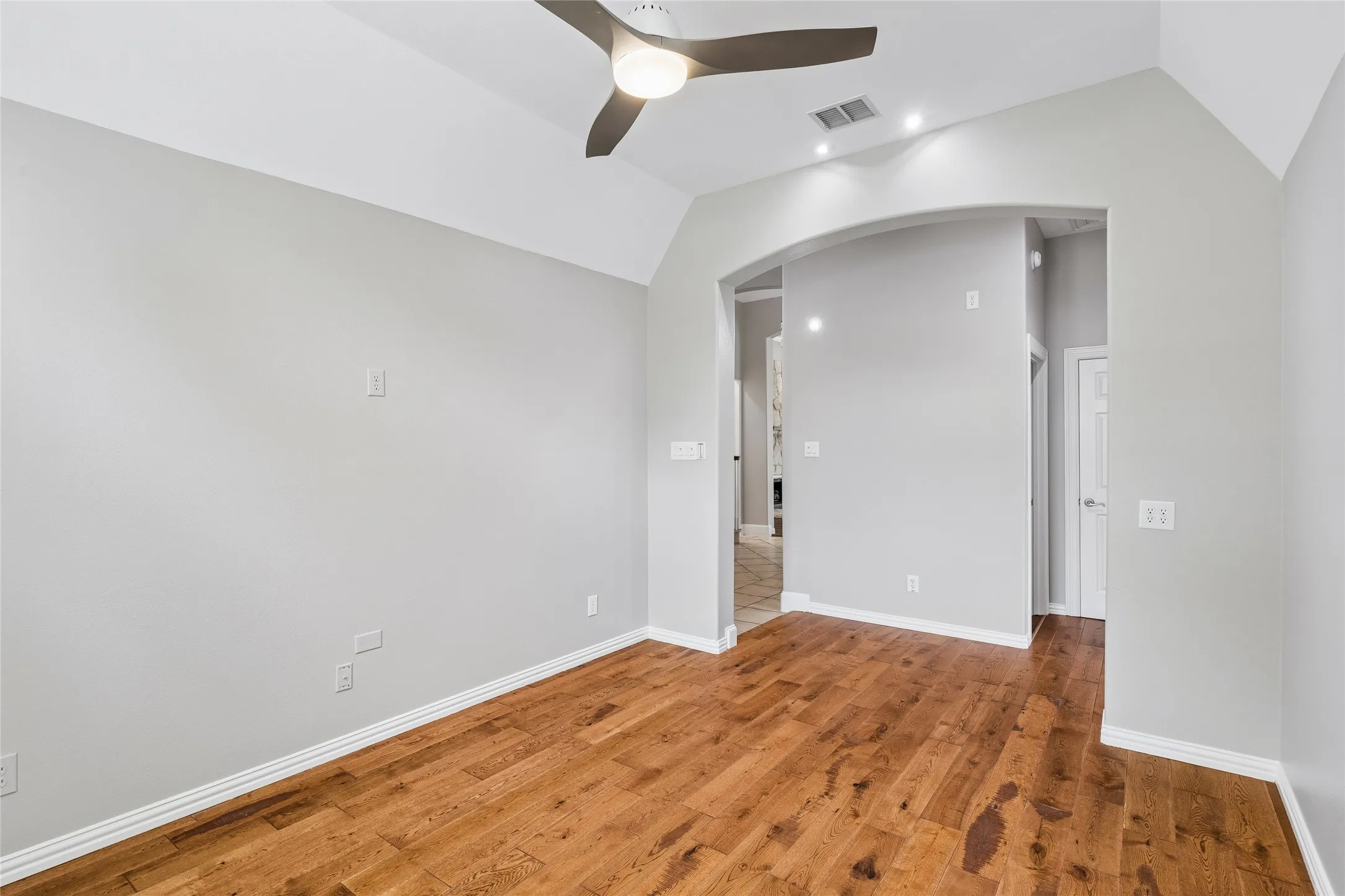 Second view - also a good hobby room