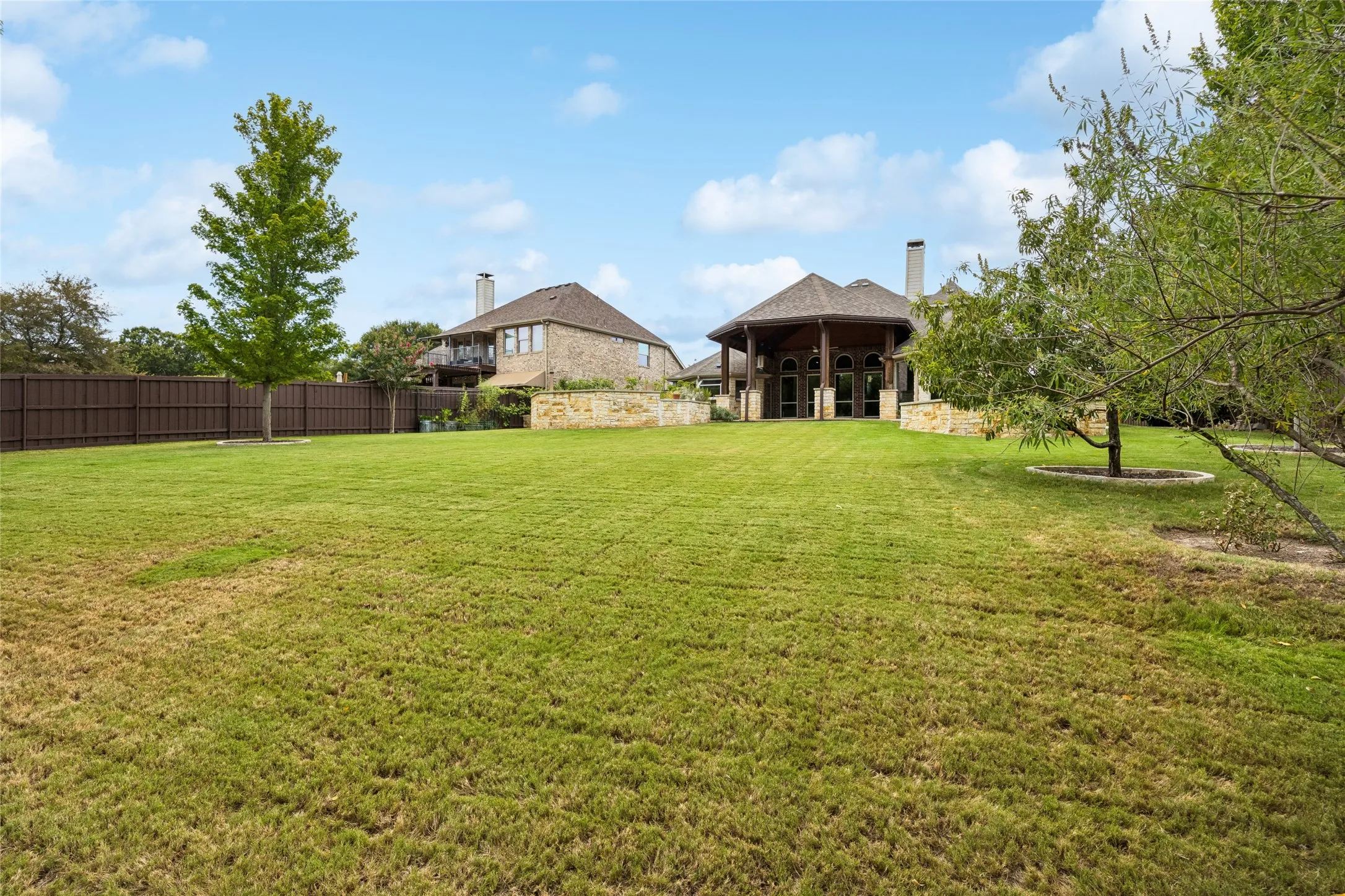 Huge yard - perfect for an infiniti swimming pool