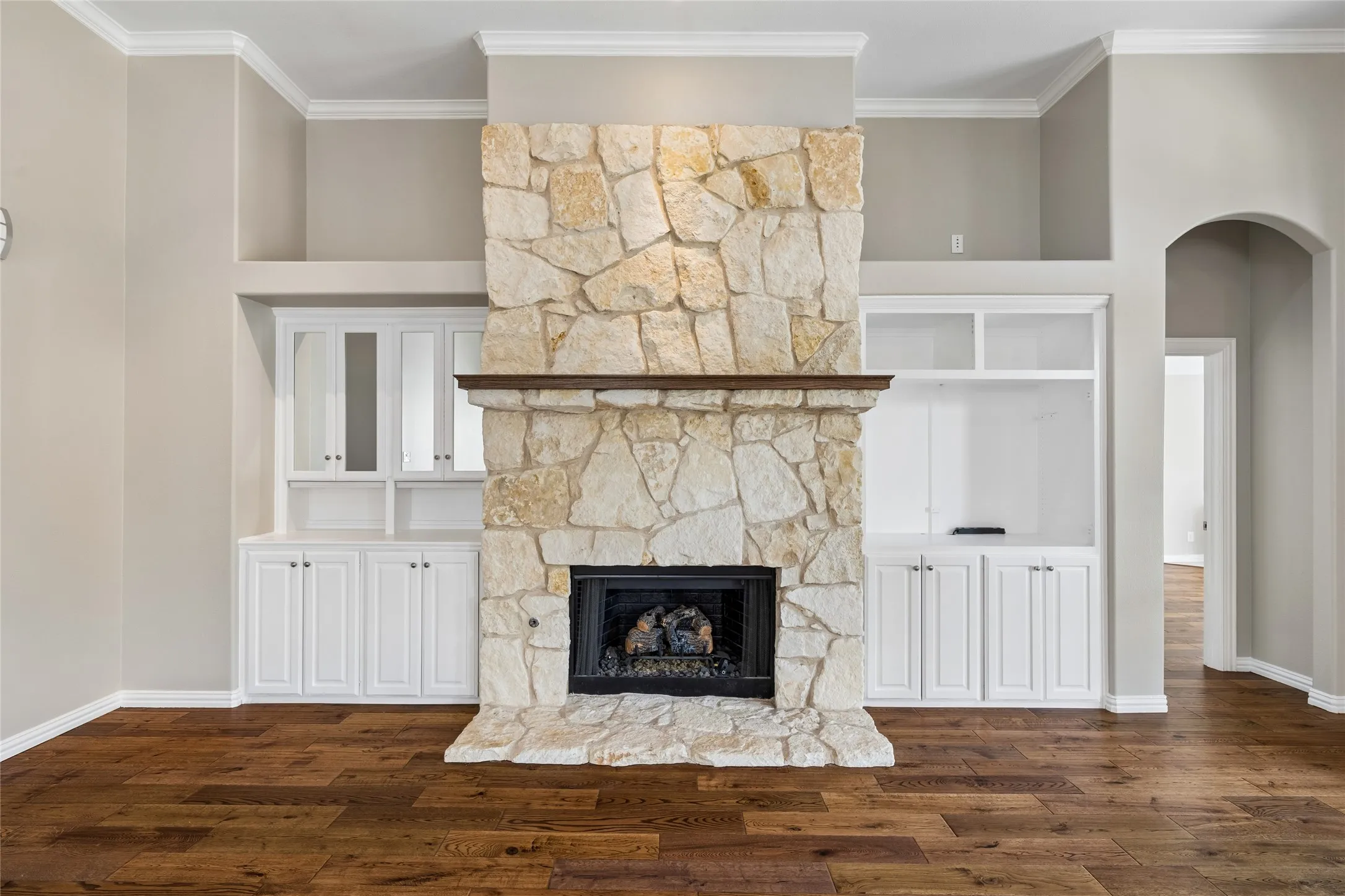 Gas log fireplace