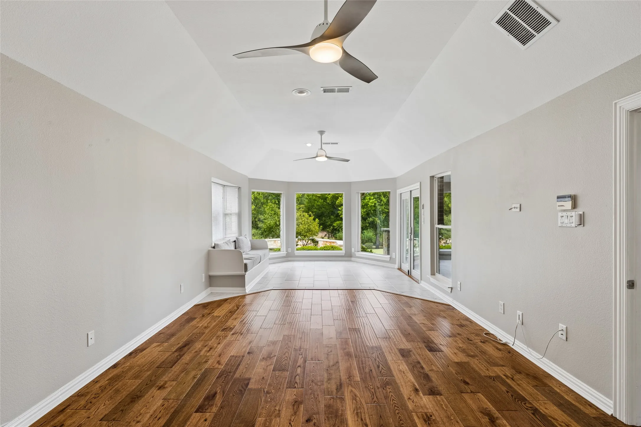 Note great sitting area and viewing area included