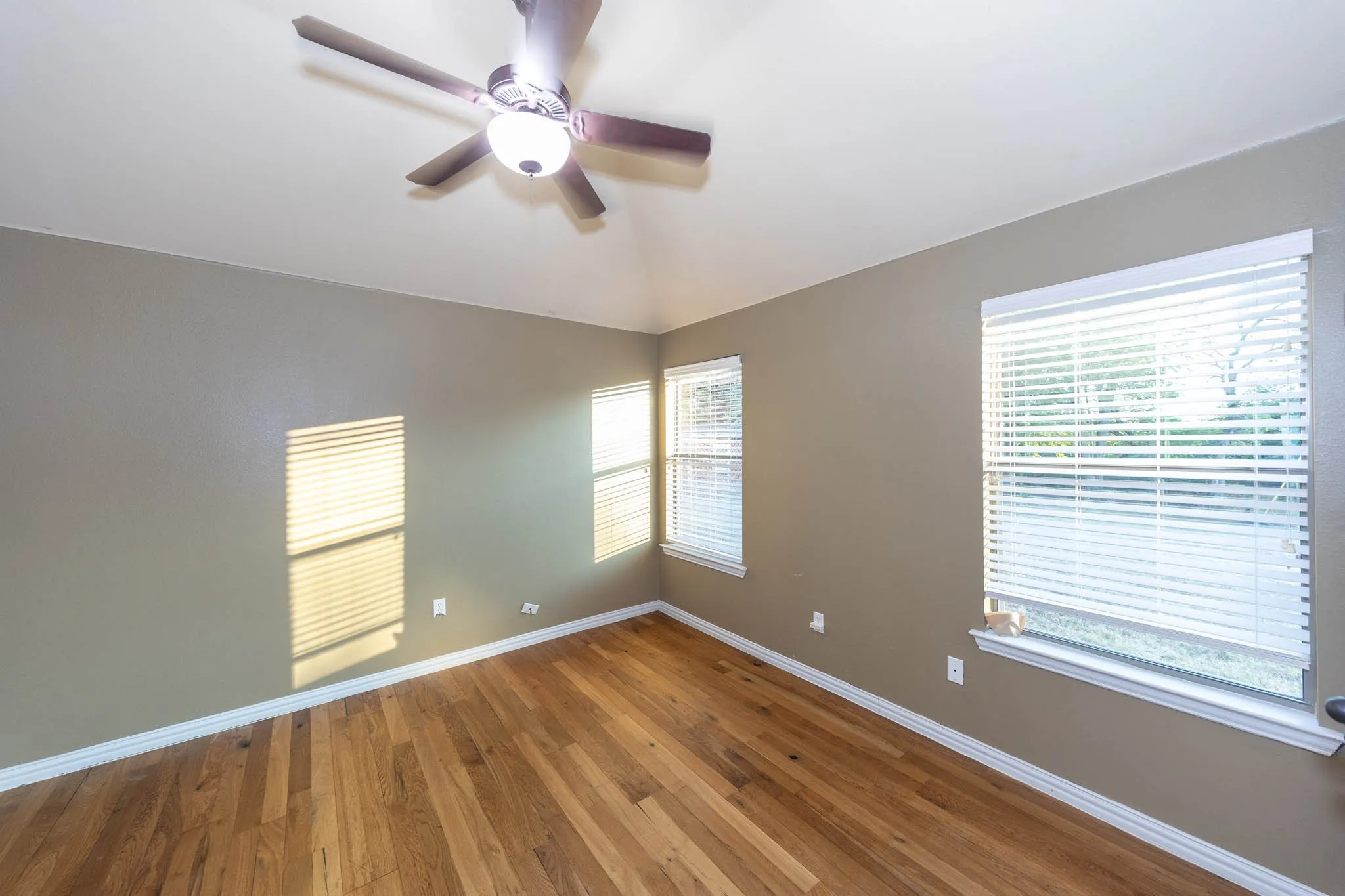 Single Family Residence For Sale in Grayson County , 676 Blanton Hill Road, Whitewright, Texas 75491, 3 Bedroom, 3 Bathroom, 2 Garage spaces, 2,236 Sqft, built in 2006, mls#21367734, Real Estate Agent in Whitewright, Homes For Sale in Grayson county, Homes For Sale in Whitewright, Realtor in Whitewright Texas, Real Estate Brokerage Independent Realty Texas, Luminita Cordes Realtor