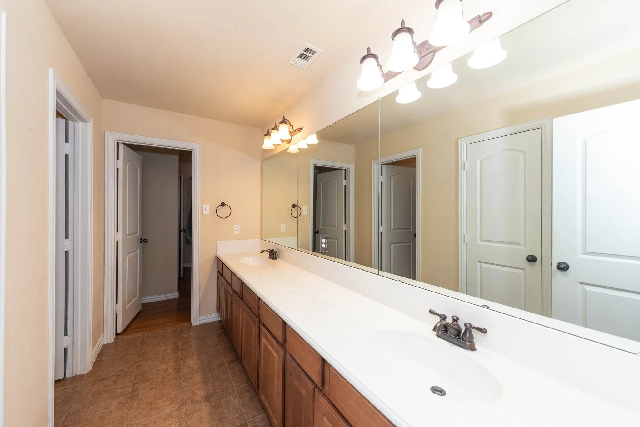 Single Family Residence For Sale in Grayson County , 676 Blanton Hill Road, Whitewright, Texas 75491, 3 Bedroom, 3 Bathroom, 2 Garage spaces, 2,236 Sqft, built in 2006, mls#21367734, Real Estate Agent in Whitewright, Homes For Sale in Grayson county, Homes For Sale in Whitewright, Realtor in Whitewright Texas, Real Estate Brokerage Independent Realty Texas, Luminita Cordes Realtor