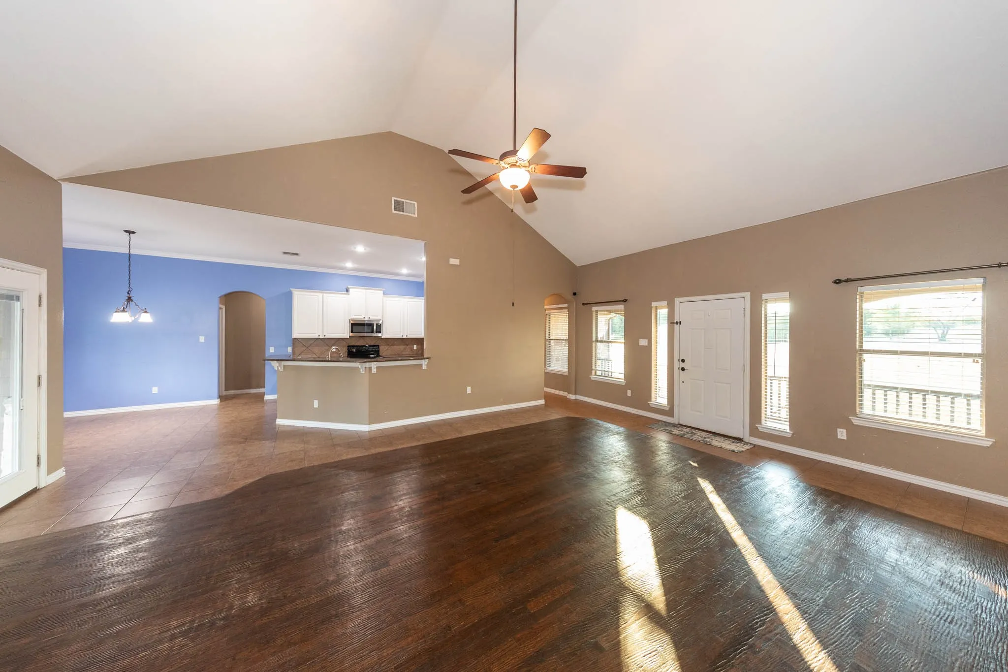 Single Family Residence For Sale in Grayson County , 676 Blanton Hill Road, Whitewright, Texas 75491, 3 Bedroom, 3 Bathroom, 2 Garage spaces, 2,236 Sqft, built in 2006, mls#21367734, Real Estate Agent in Whitewright, Homes For Sale in Grayson county, Homes For Sale in Whitewright, Realtor in Whitewright Texas, Real Estate Brokerage Independent Realty Texas, Luminita Cordes Realtor