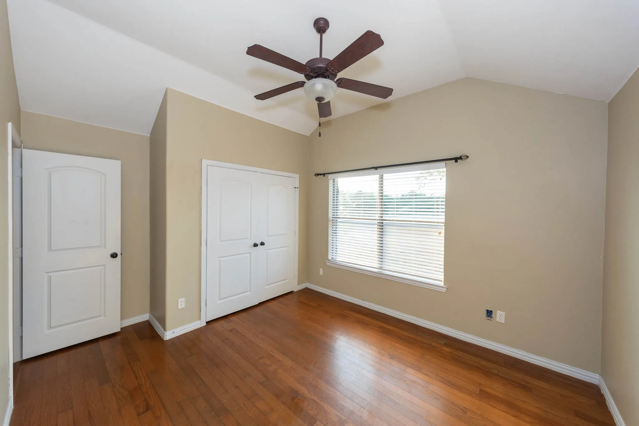 Single Family Residence For Sale in Grayson County , 676 Blanton Hill Road, Whitewright, Texas 75491, 3 Bedroom, 3 Bathroom, 2 Garage spaces, 2,236 Sqft, built in 2006, mls#21367734, Real Estate Agent in Whitewright, Homes For Sale in Grayson county, Homes For Sale in Whitewright, Realtor in Whitewright Texas, Real Estate Brokerage Independent Realty Texas, Luminita Cordes Realtor