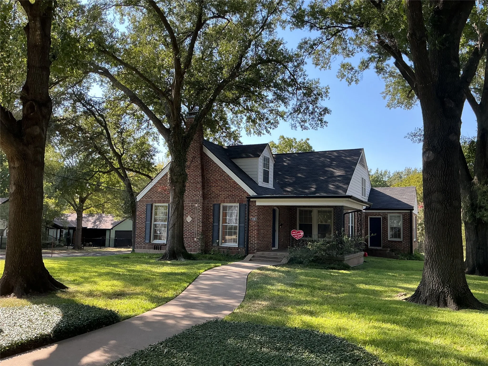 Single Family Residence For Sale in Navarro County , 1720 Sycamore Avenue, Corsicana, Texas 75110, 4 Bedroom, 3 Bathroom, 2 Garage spaces, 2,810 Sqft, built in 1940, mls#21368390, Real Estate Agent in Corsicana, Homes For Sale in Navarro county, Homes For Sale in Corsicana, Realtor in Corsicana Texas, Real Estate Brokerage Independent Realty Texas, Luminita Cordes Realtor
