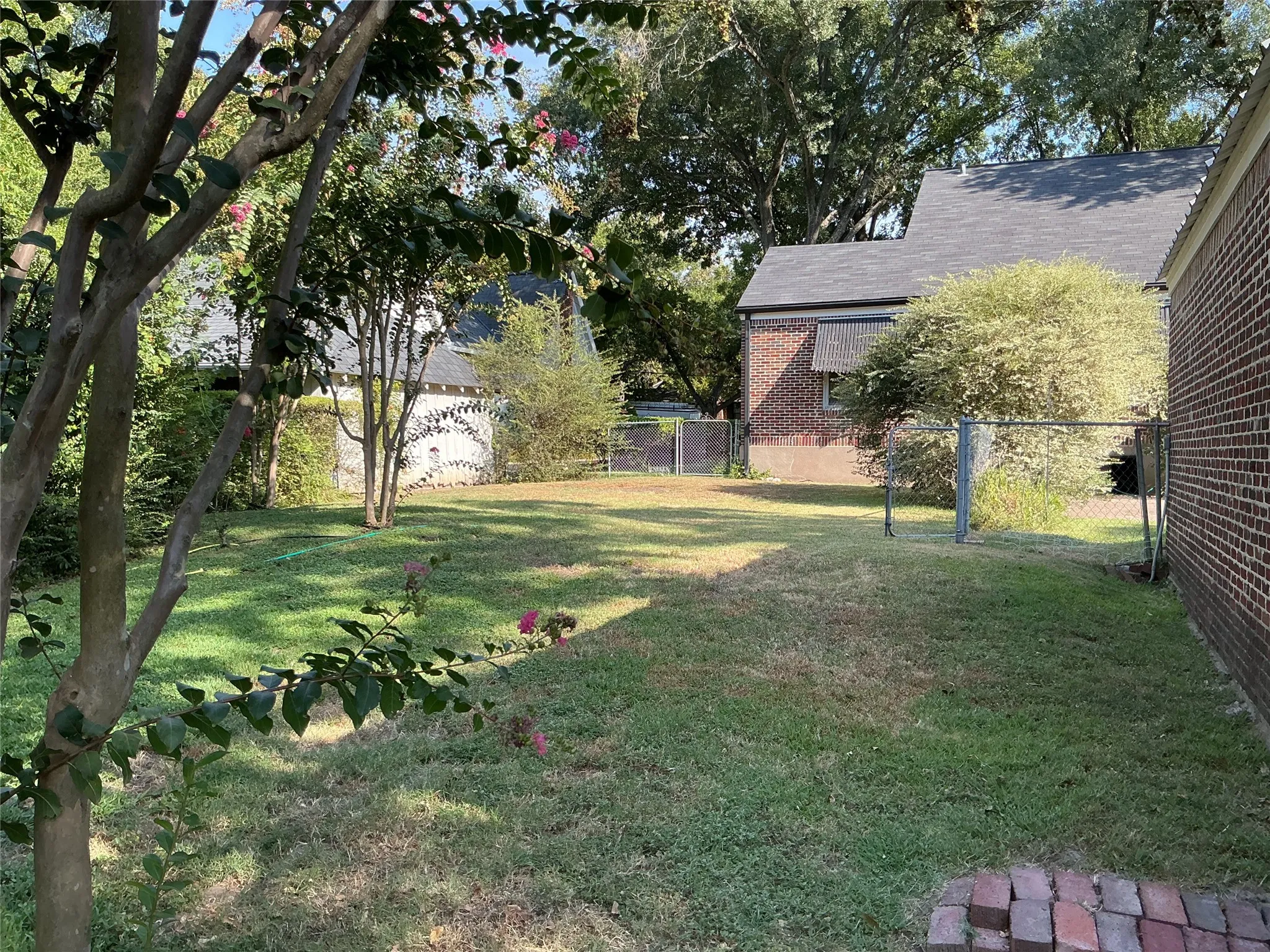 Single Family Residence For Sale in Navarro County , 1720 Sycamore Avenue, Corsicana, Texas 75110, 4 Bedroom, 3 Bathroom, 2 Garage spaces, 2,810 Sqft, built in 1940, mls#21368390, Real Estate Agent in Corsicana, Homes For Sale in Navarro county, Homes For Sale in Corsicana, Realtor in Corsicana Texas, Real Estate Brokerage Independent Realty Texas, Luminita Cordes Realtor