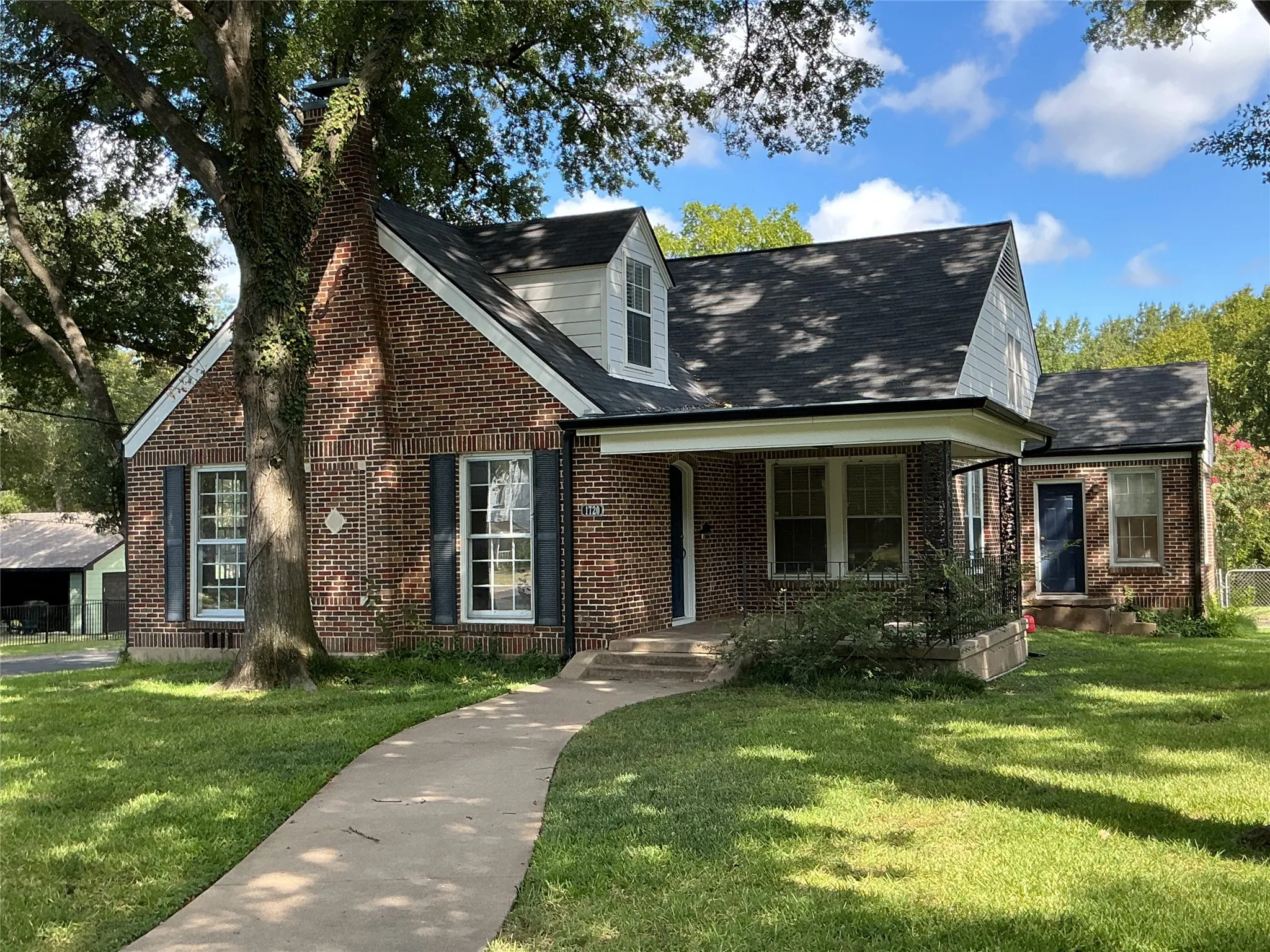 Single Family Residence For Sale in Navarro County , 1720 Sycamore Avenue, Corsicana, Texas 75110, 4 Bedroom, 3 Bathroom, 2 Garage spaces, 2,810 Sqft, built in 1940, mls#21368390, Real Estate Agent in Corsicana, Homes For Sale in Navarro county, Homes For Sale in Corsicana, Realtor in Corsicana Texas, Real Estate Brokerage Independent Realty Texas, Luminita Cordes Realtor
