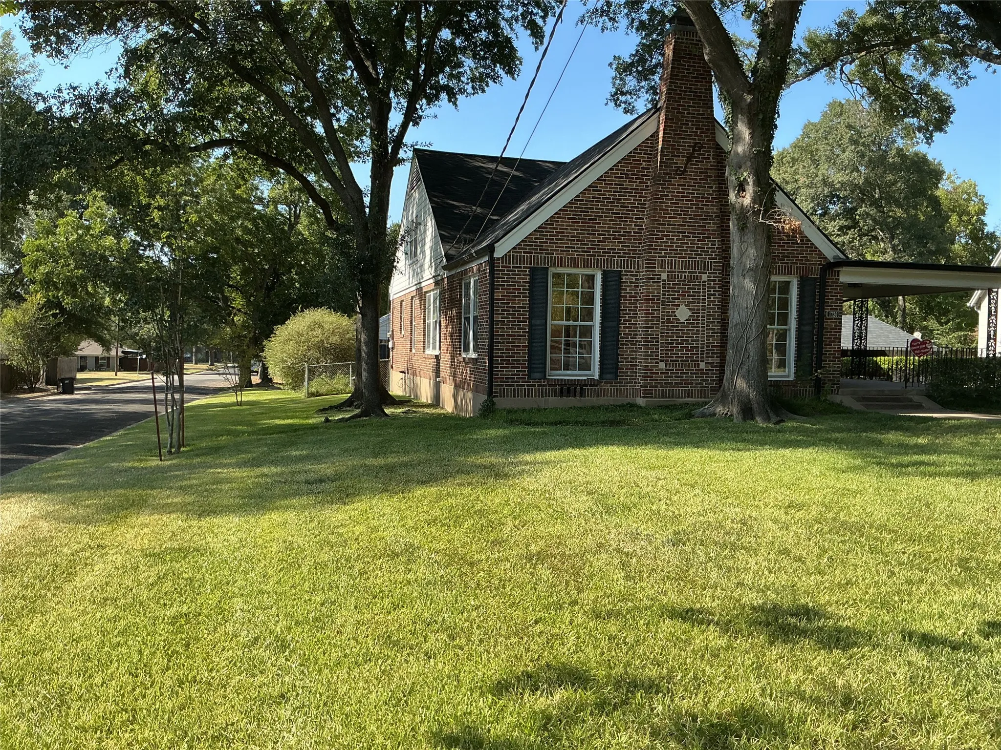 Single Family Residence For Sale in Navarro County , 1720 Sycamore Avenue, Corsicana, Texas 75110, 4 Bedroom, 3 Bathroom, 2 Garage spaces, 2,810 Sqft, built in 1940, mls#21368390, Real Estate Agent in Corsicana, Homes For Sale in Navarro county, Homes For Sale in Corsicana, Realtor in Corsicana Texas, Real Estate Brokerage Independent Realty Texas, Luminita Cordes Realtor