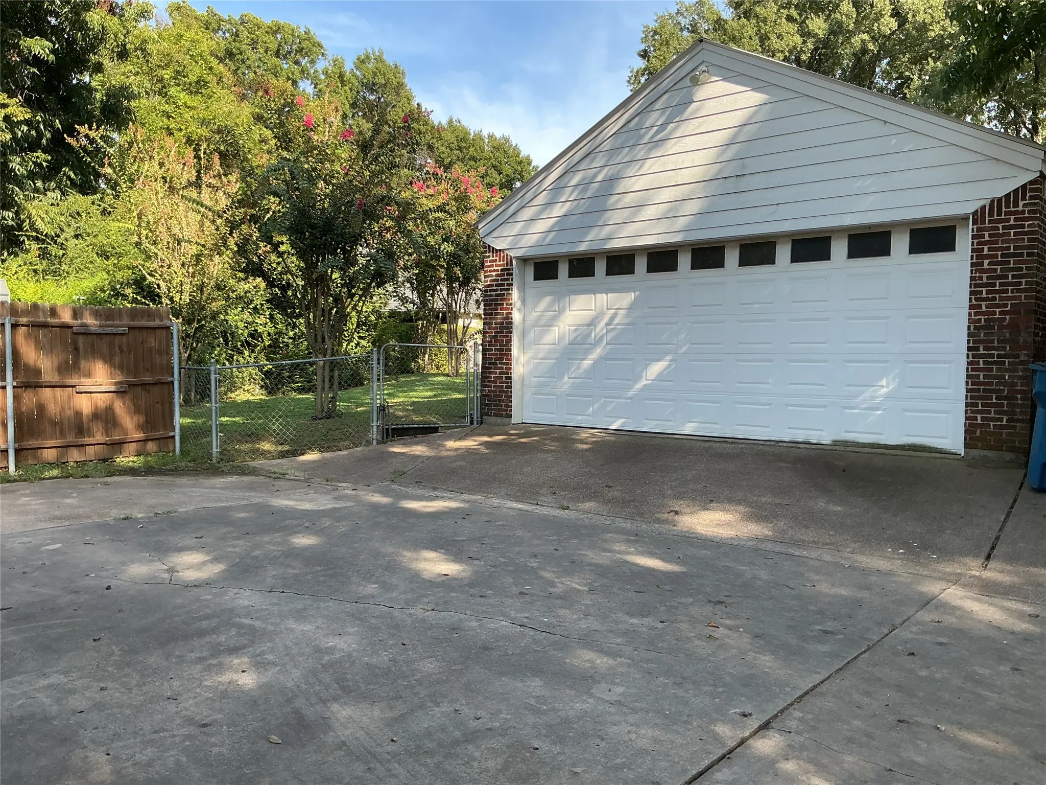 Single Family Residence For Sale in Navarro County , 1720 Sycamore Avenue, Corsicana, Texas 75110, 4 Bedroom, 3 Bathroom, 2 Garage spaces, 2,810 Sqft, built in 1940, mls#21368390, Real Estate Agent in Corsicana, Homes For Sale in Navarro county, Homes For Sale in Corsicana, Realtor in Corsicana Texas, Real Estate Brokerage Independent Realty Texas, Luminita Cordes Realtor