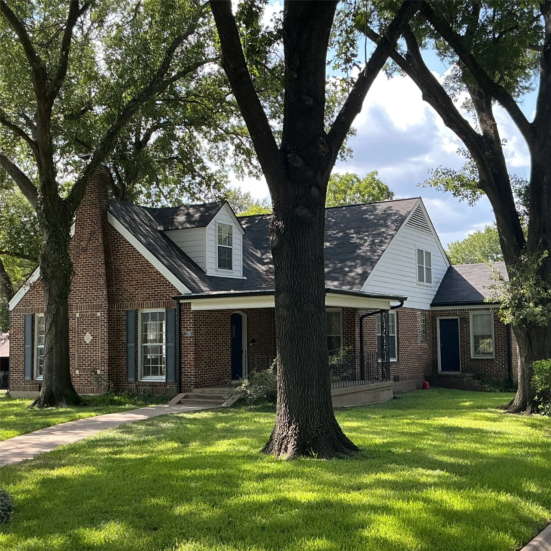 Single Family Residence For Sale in Navarro County , 1720 Sycamore Avenue, Corsicana, Texas 75110, 4 Bedroom, 3 Bathroom, 2 Garage spaces, 2,810 Sqft, built in 1940, mls#21368390, Real Estate Agent in Corsicana, Homes For Sale in Navarro county, Homes For Sale in Corsicana, Realtor in Corsicana Texas, Real Estate Brokerage Independent Realty Texas, Luminita Cordes Realtor