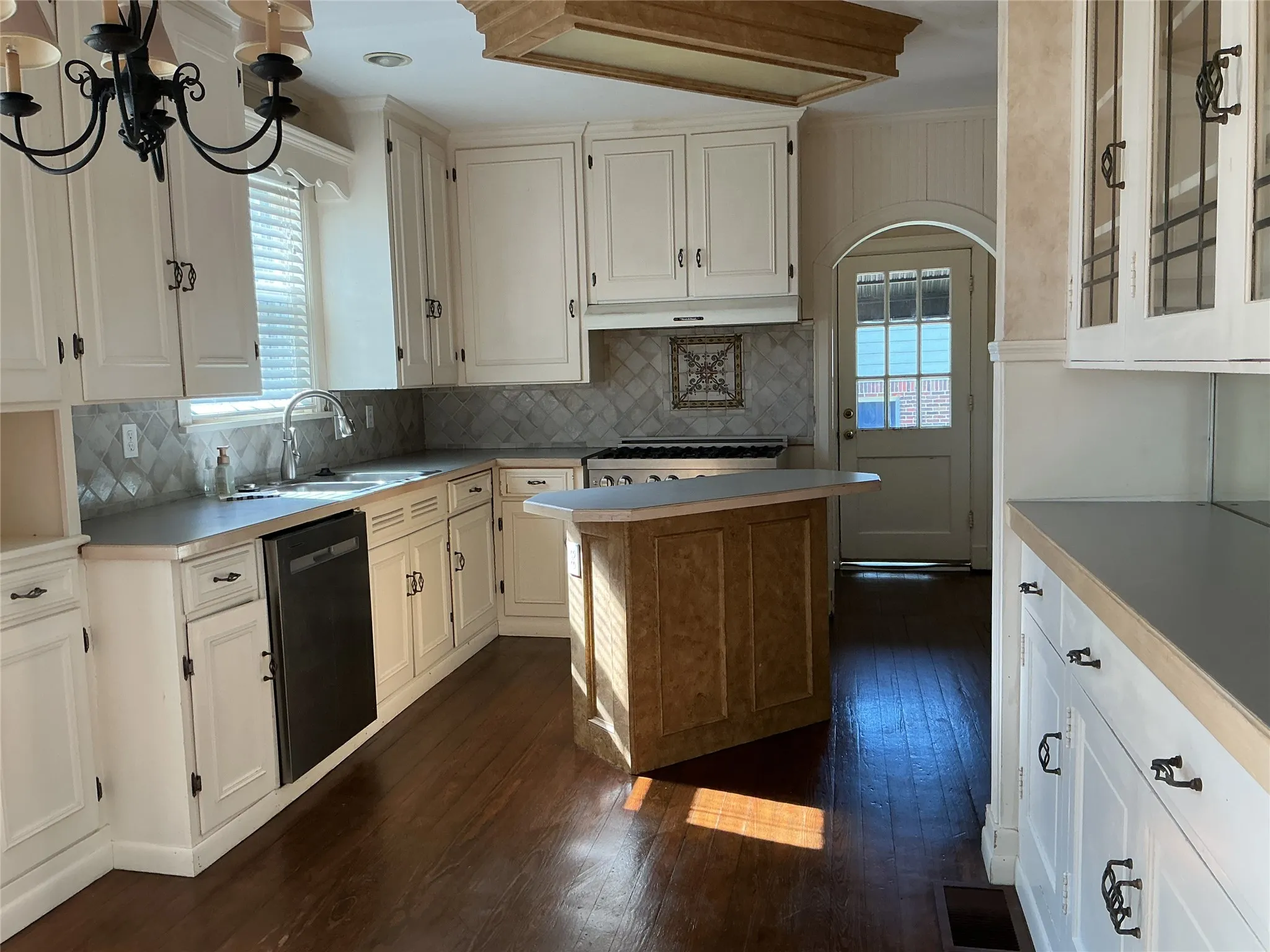Single Family Residence For Sale in Navarro County , 1720 Sycamore Avenue, Corsicana, Texas 75110, 4 Bedroom, 3 Bathroom, 2 Garage spaces, 2,810 Sqft, built in 1940, mls#21368390, Real Estate Agent in Corsicana, Homes For Sale in Navarro county, Homes For Sale in Corsicana, Realtor in Corsicana Texas, Real Estate Brokerage Independent Realty Texas, Luminita Cordes Realtor