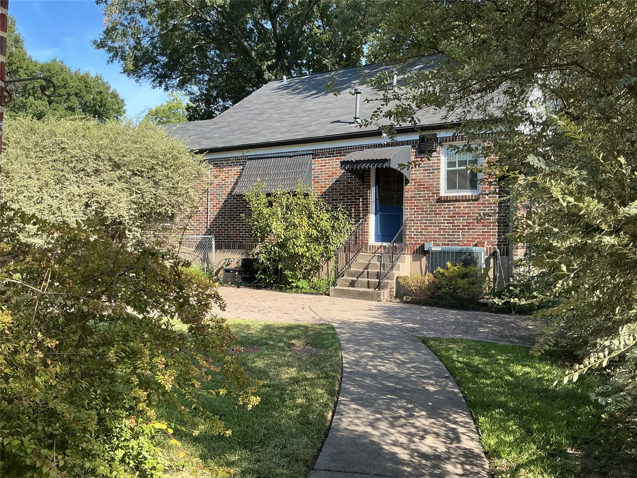 Single Family Residence For Sale in Navarro County , 1720 Sycamore Avenue, Corsicana, Texas 75110, 4 Bedroom, 3 Bathroom, 2 Garage spaces, 2,810 Sqft, built in 1940, mls#21368390, Real Estate Agent in Corsicana, Homes For Sale in Navarro county, Homes For Sale in Corsicana, Realtor in Corsicana Texas, Real Estate Brokerage Independent Realty Texas, Luminita Cordes Realtor