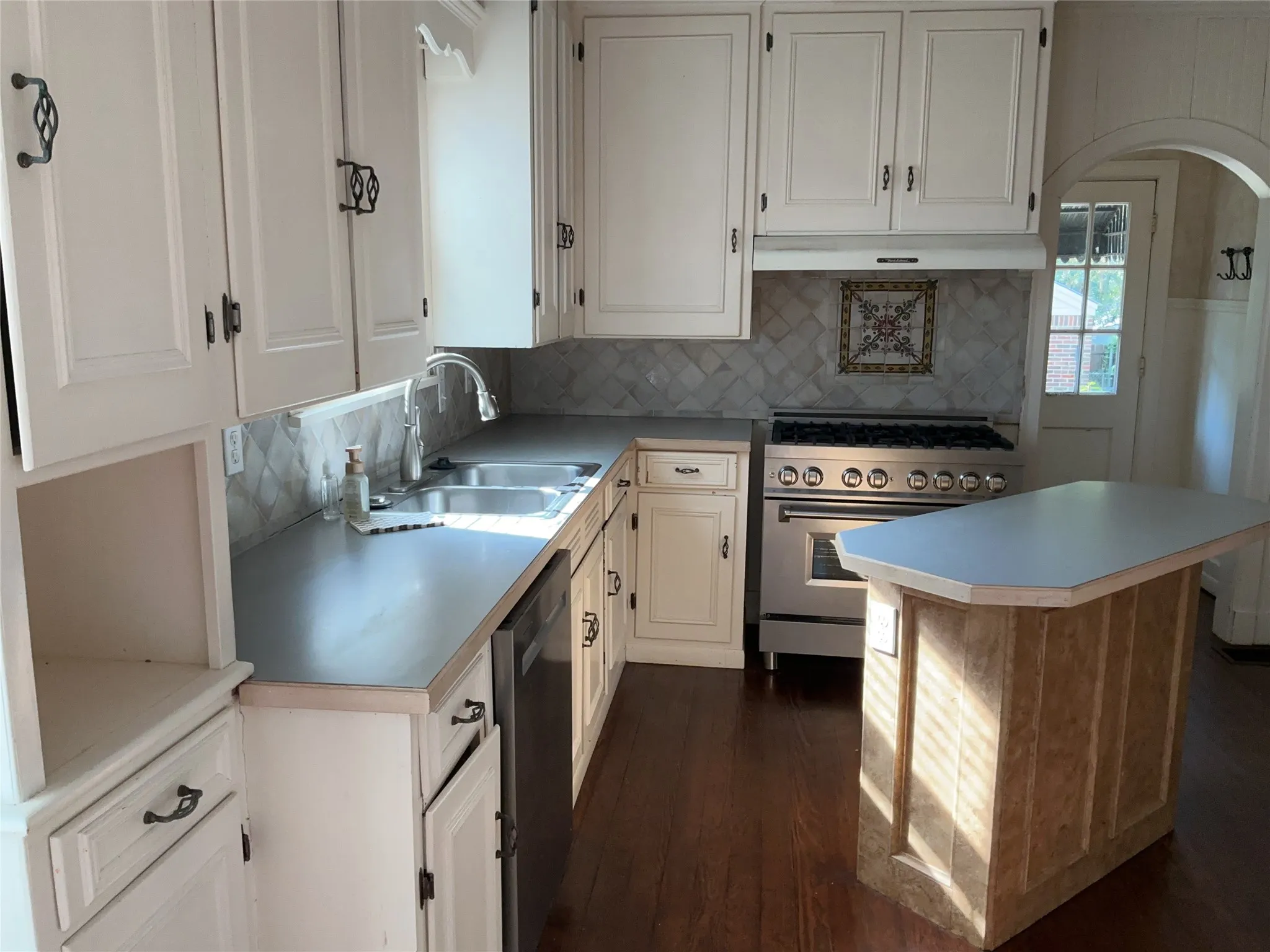 Single Family Residence For Sale in Navarro County , 1720 Sycamore Avenue, Corsicana, Texas 75110, 4 Bedroom, 3 Bathroom, 2 Garage spaces, 2,810 Sqft, built in 1940, mls#21368390, Real Estate Agent in Corsicana, Homes For Sale in Navarro county, Homes For Sale in Corsicana, Realtor in Corsicana Texas, Real Estate Brokerage Independent Realty Texas, Luminita Cordes Realtor