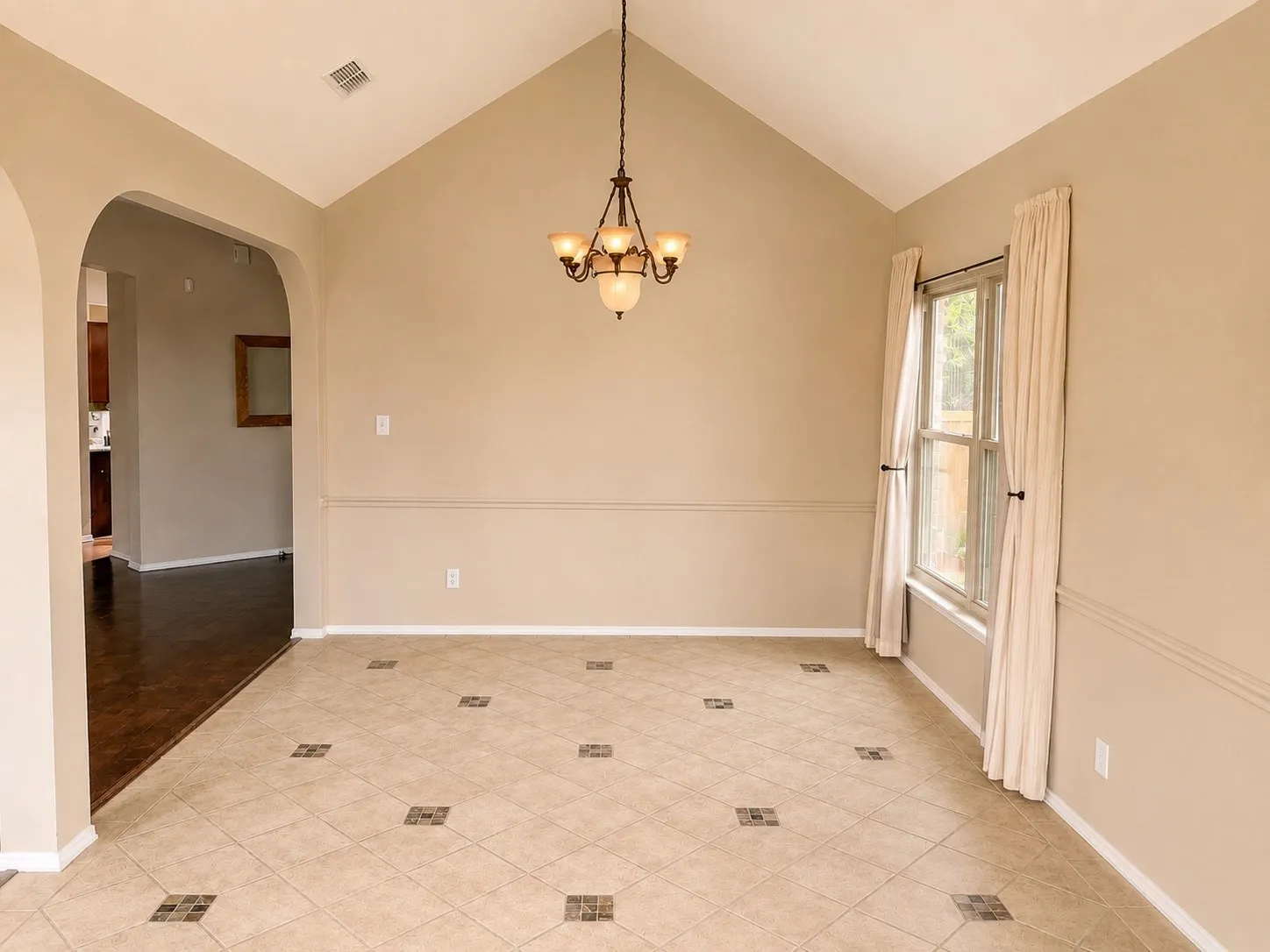 Single Family Residence For Sale in Tarrant County , 8467 Muirwood Trail, Fort Worth, Texas 76137, 4 Bedroom, 2 Bathroom, 2 Garage spaces, 2,372 Sqft, built in 1998, mls#21369411, Real Estate Agent in Fort Worth, Homes For Sale in Tarrant county, Homes For Sale in Fort Worth, Realtor in Fort Worth Texas, Real Estate Brokerage Independent Realty Texas, Luminita Cordes Realtor