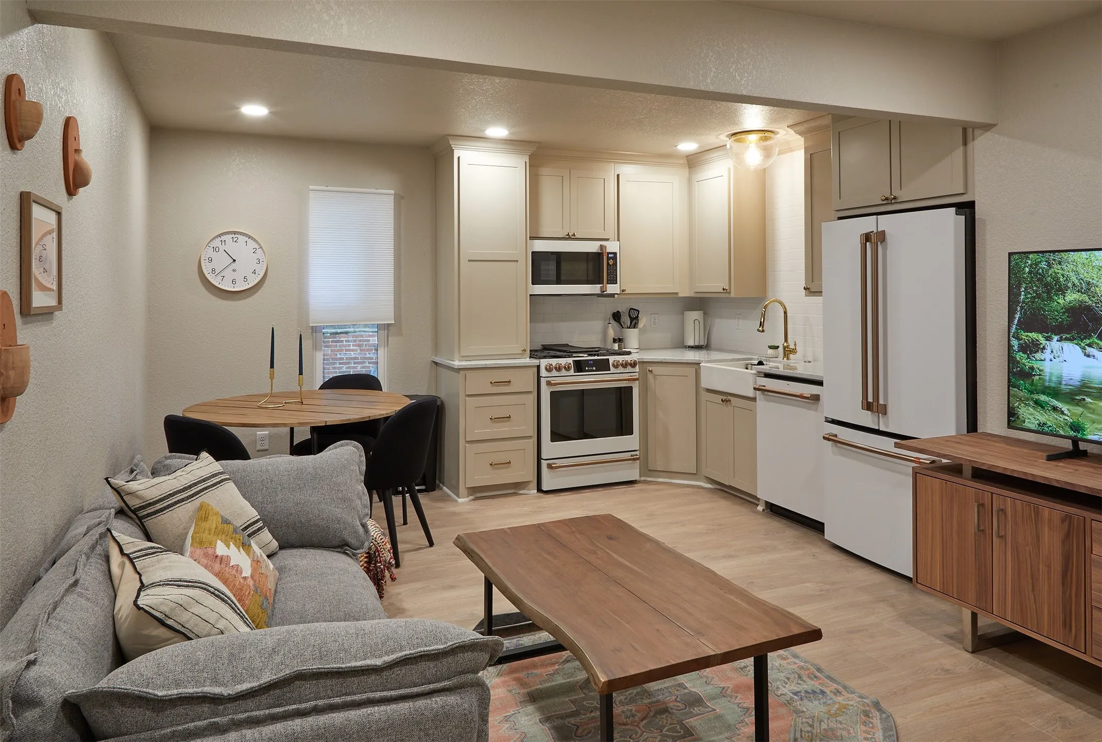 Apartment For Rent in Tarrant County , 805 Lilac Street, Fort Worth, Texas 76110, 2 Bedroom, 1 Bathroom, Garage spaces, 750 Sqft, built in 1926, mls#21369501, Real Estate Agent in Fort Worth, Homes For Rent in Tarrant county, Homes For Rent in Fort Worth, Realtor in Fort Worth Texas, Real Estate Brokerage Independent Realty Texas, Luminita Cordes Realtor