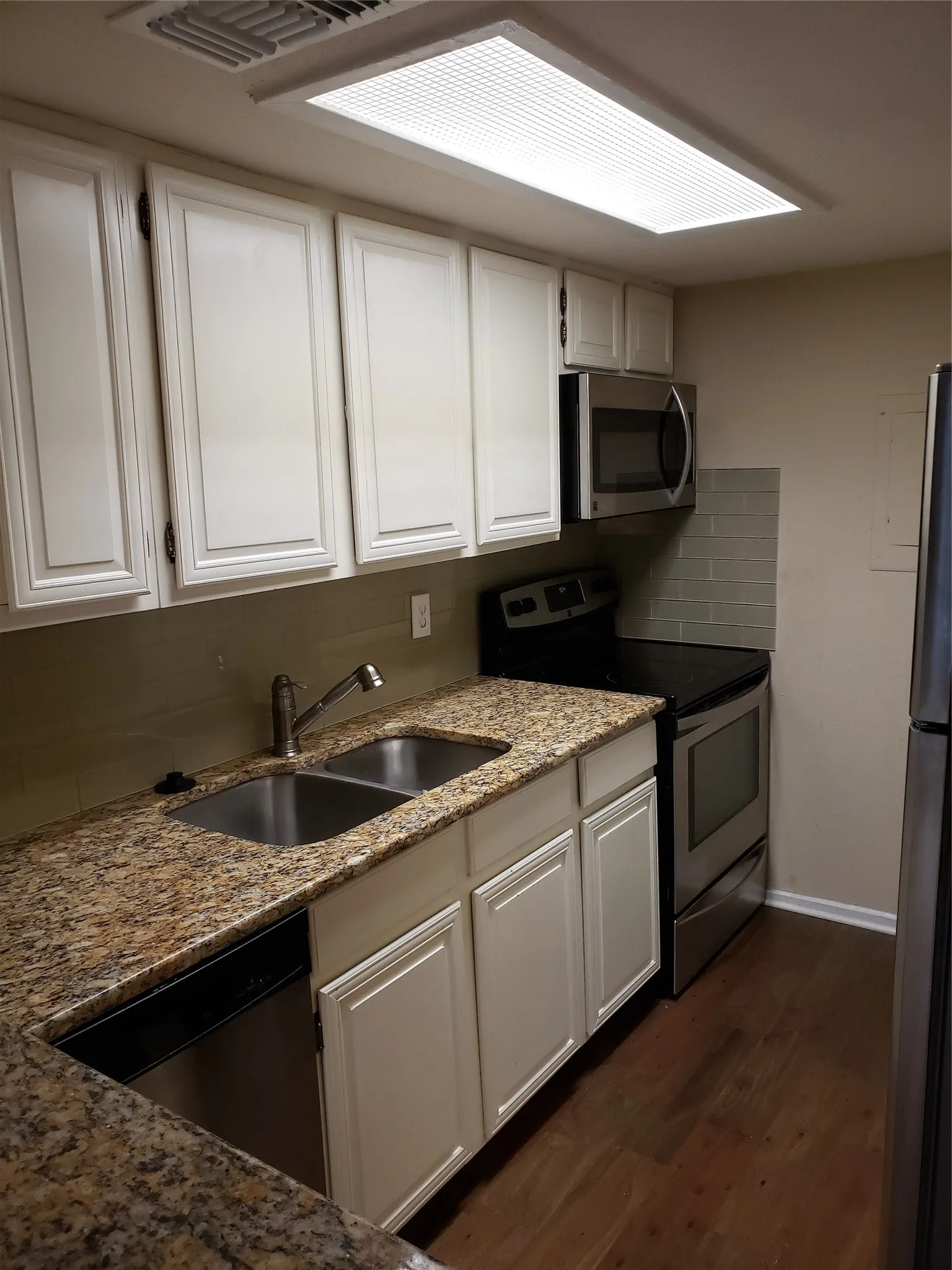 Condominium For Rent in Dallas County , 5757 MARTEL Avenue B10, Dallas, Texas 75206, 1 Bedroom, 2 Bathroom, Garage spaces, 861 Sqft, built in 1983, mls#21369504, Real Estate Agent in Dallas, Homes For Rent in Dallas county, Homes For Rent in Dallas, Realtor in Dallas Texas, Real Estate Brokerage Independent Realty Texas, Luminita Cordes Realtor
