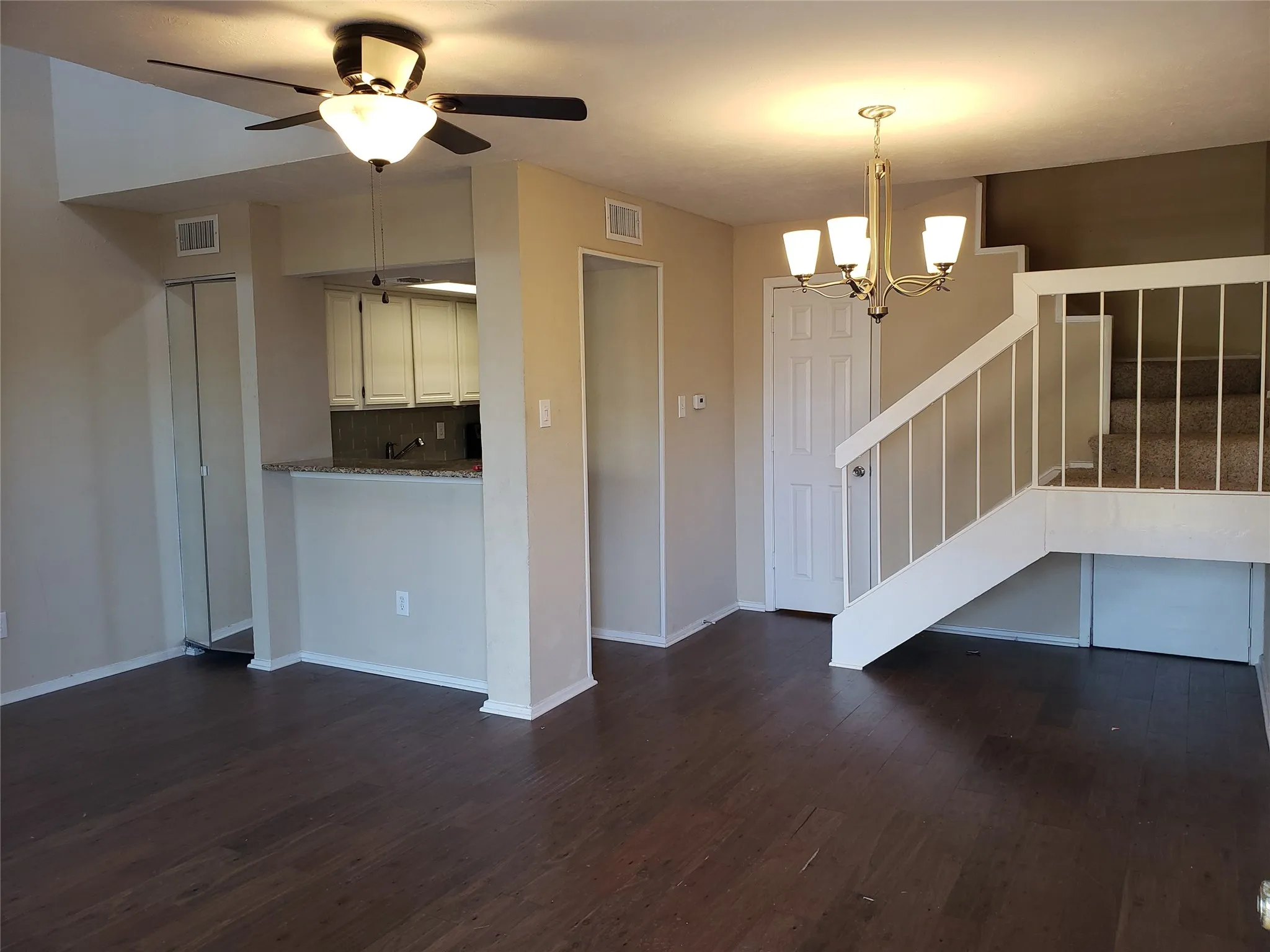 Condominium For Rent in Dallas County , 5757 MARTEL Avenue B10, Dallas, Texas 75206, 1 Bedroom, 2 Bathroom, Garage spaces, 861 Sqft, built in 1983, mls#21369504, Real Estate Agent in Dallas, Homes For Rent in Dallas county, Homes For Rent in Dallas, Realtor in Dallas Texas, Real Estate Brokerage Independent Realty Texas, Luminita Cordes Realtor