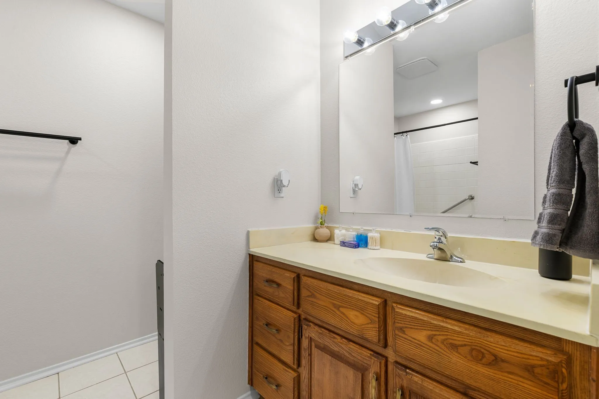 Single Family Residence For Sale in Tarrant County , 1100 Wayland Drive, Arlington, Texas 76012, 4 Bedroom, 3 Bathroom, 2 Garage spaces, 2,158 Sqft, built in 1976, mls#21369503, Real Estate Agent in Arlington, Homes For Sale in Tarrant county, Homes For Sale in Arlington, Realtor in Arlington Texas, Real Estate Brokerage Independent Realty Texas, Luminita Cordes Realtor